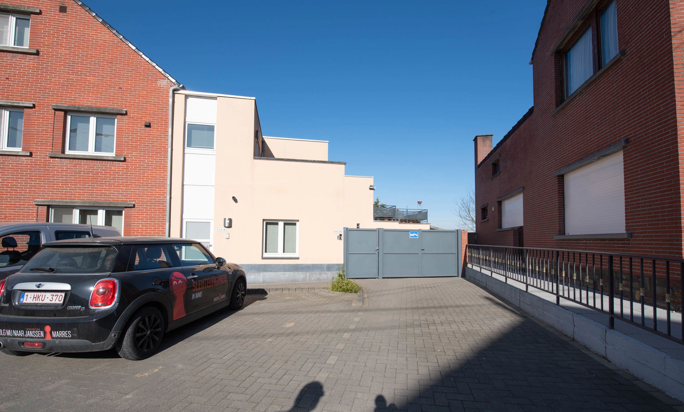 Centraal gelegen handelspand met parking.  foto 18
