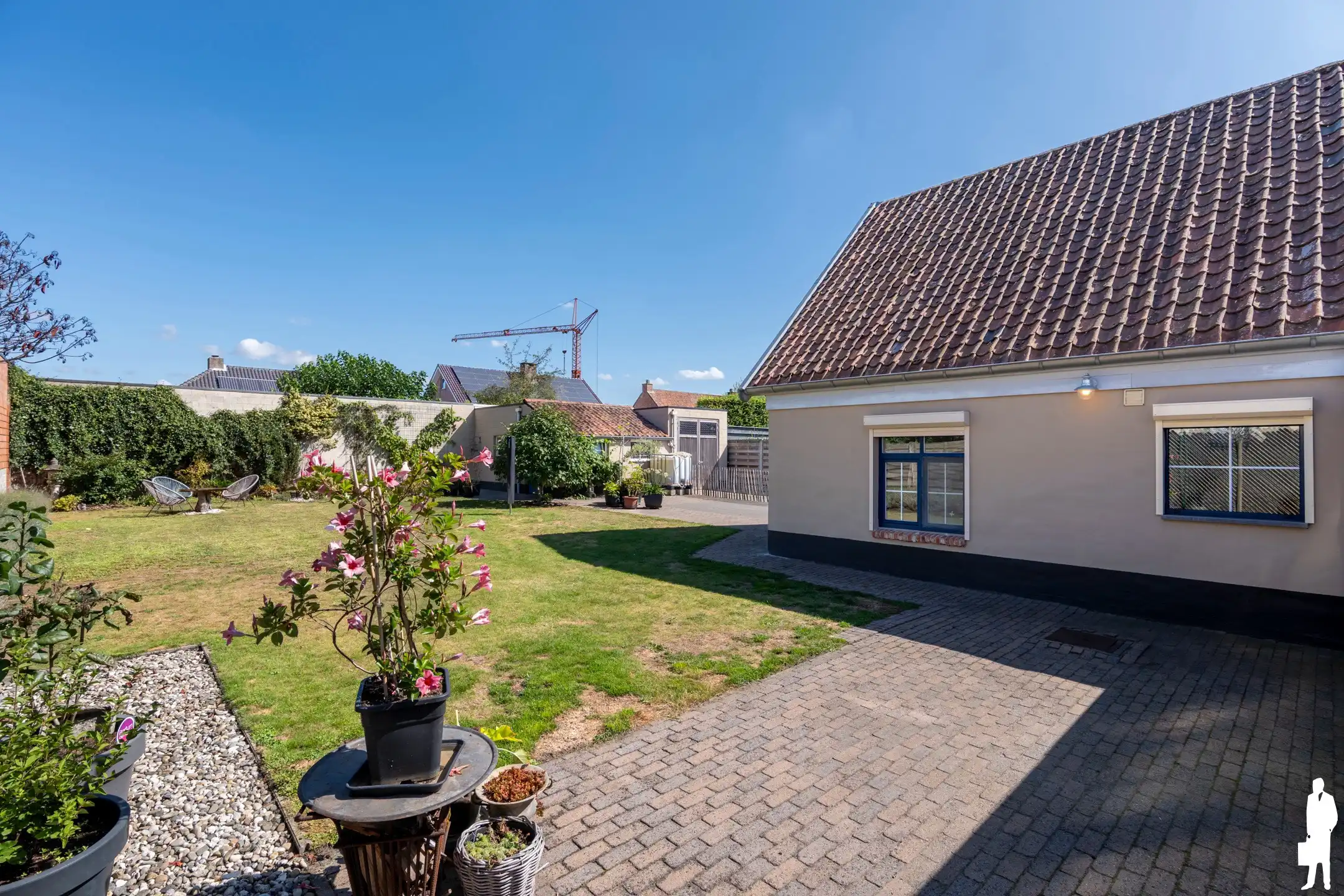 Vrijstaande villa met 4 slpk. gelegen op de dijk van kanaal  foto 39