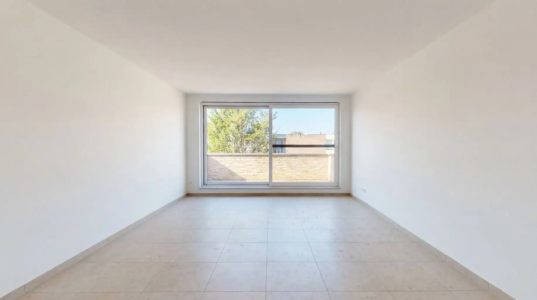 Ruim appartement met 2 slaapkamers, terras en autostaanplaats. foto {{pictureIndex}}