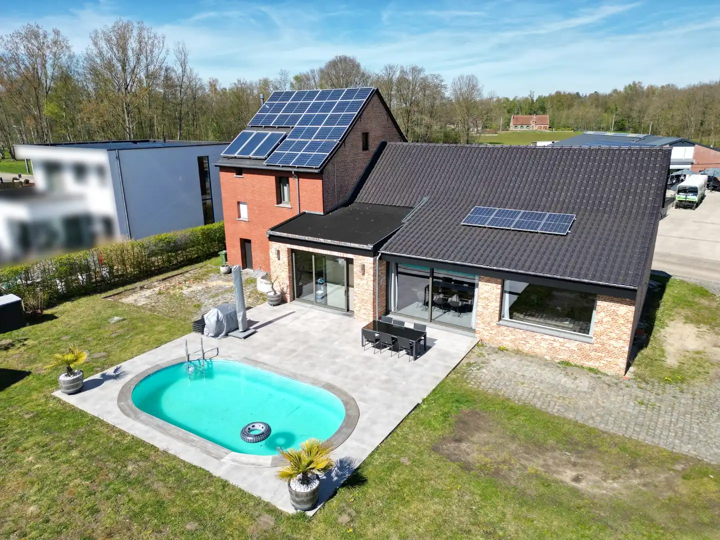 Gerenoveerde hoeve in loftstijl met zwembad op 12a 97ca foto {{pictureIndex}}