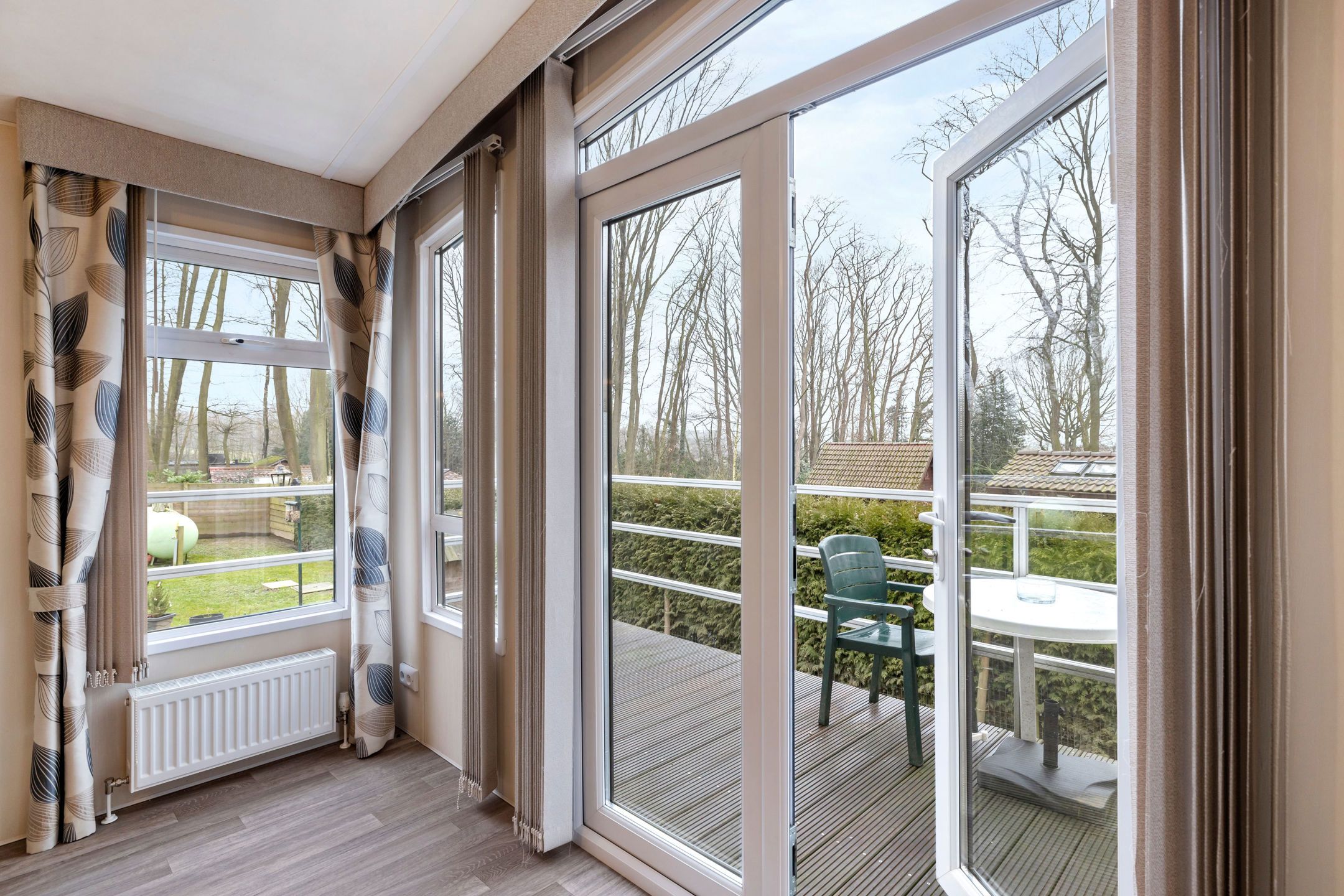 gezellige vaste caravan te midden van de natuur foto 8