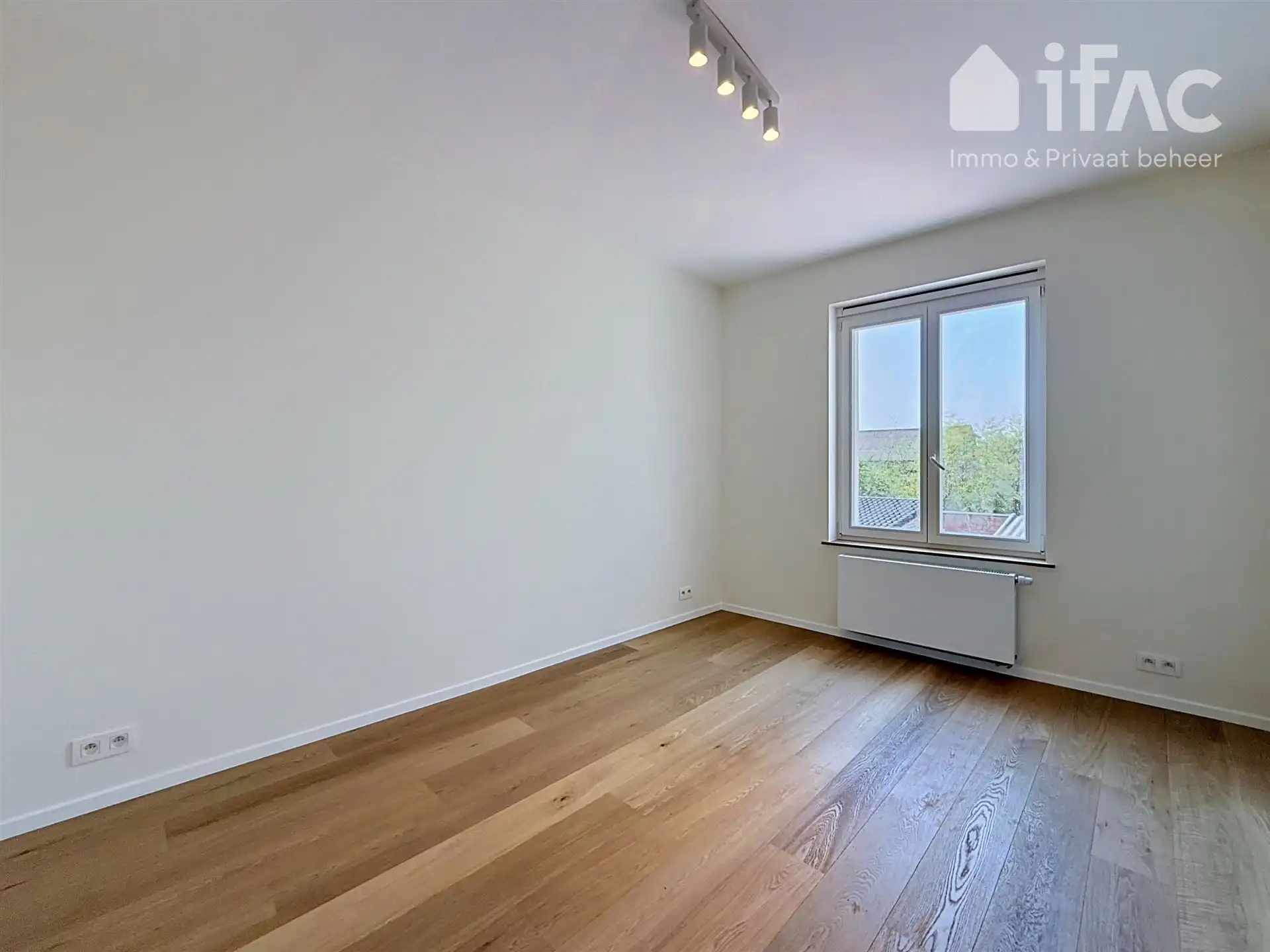 Lichtrijke gerenoveerde rijwoning met zonnig terras foto 8