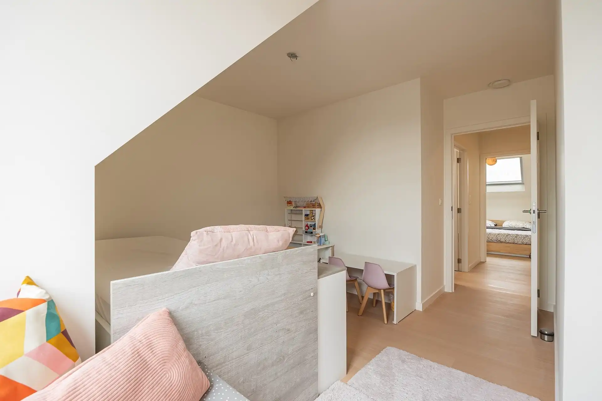 Recent triplexappartement met 2 slaapkamers en carport foto 16