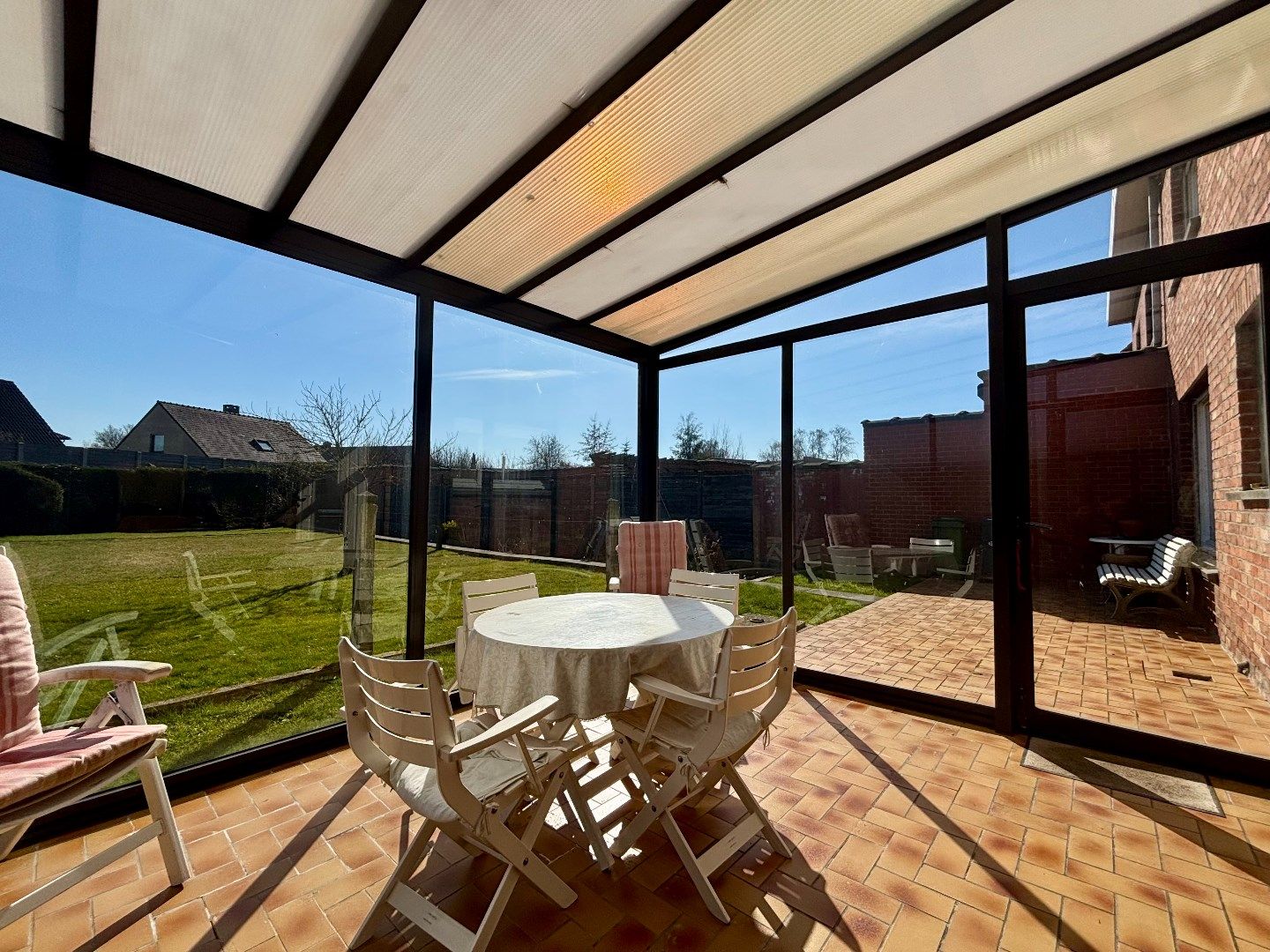 Ruime en kloeke halfopen woning met zonnige tuin. Opp:555m². foto 12
