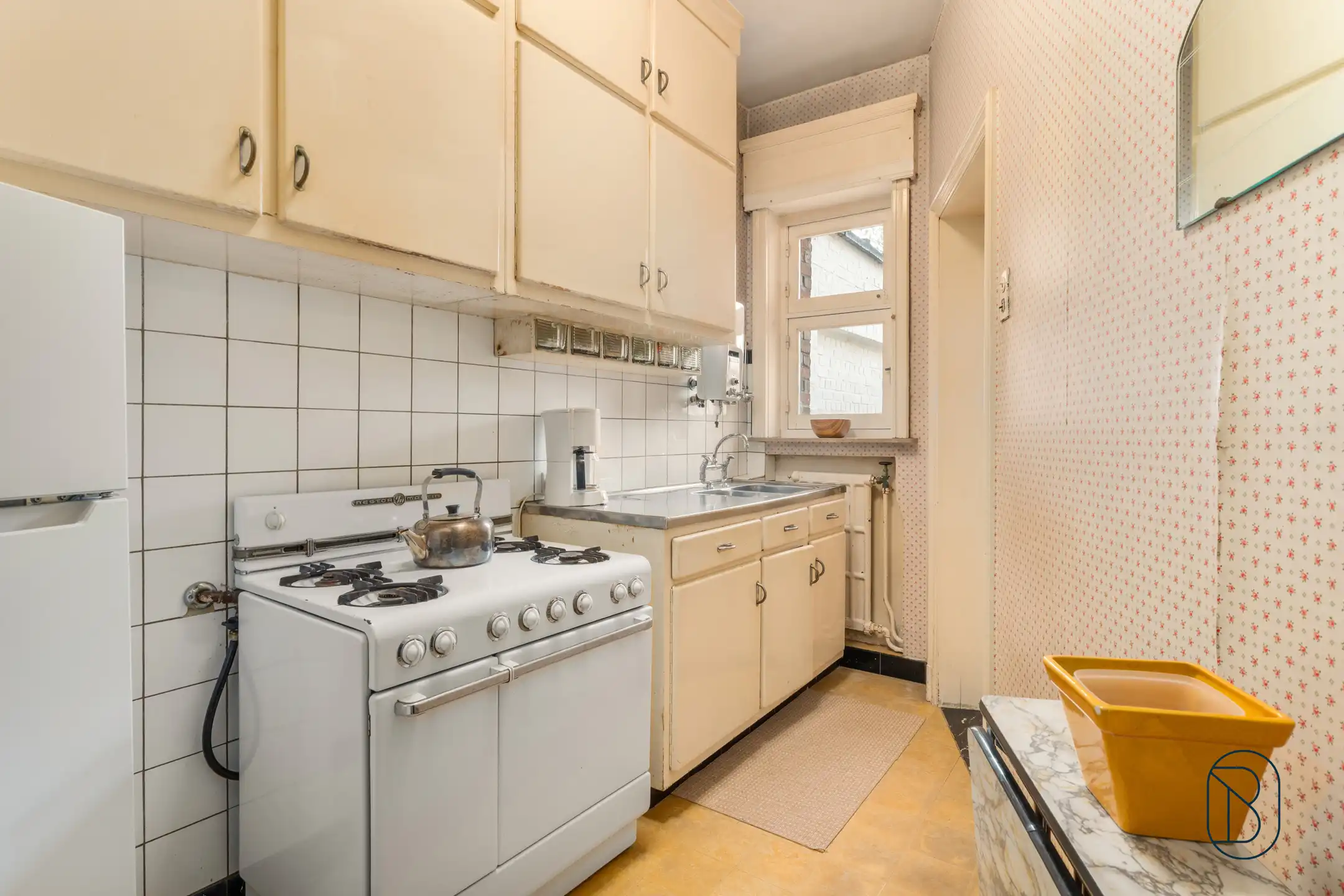 Topgelegen op te frissen herenwoning met ruime garage foto 11