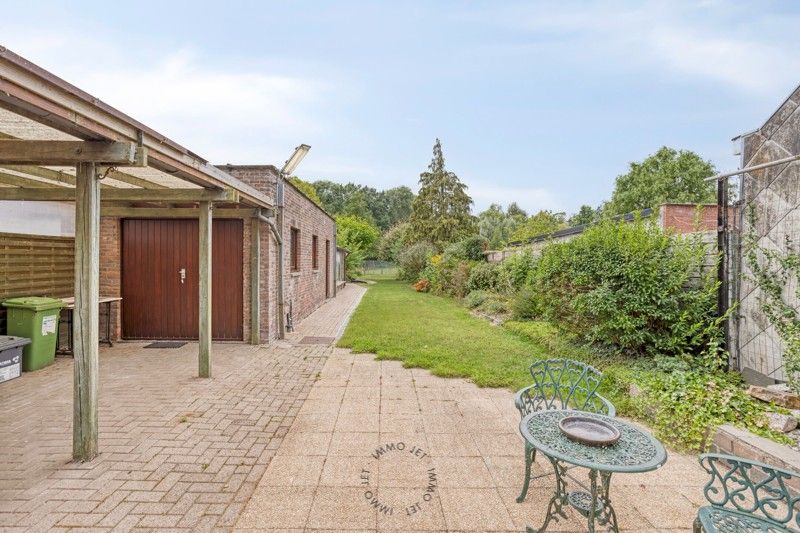 Halfopenbebouwing met drie slaapkamers, tuin en garage foto 12