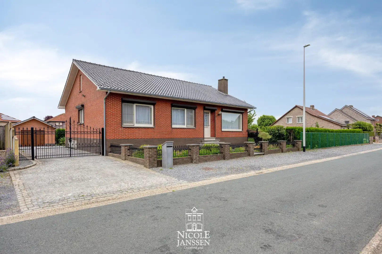 Woning met tuin (te verkavelen tot bouwgrond) foto {{pictureIndex}}