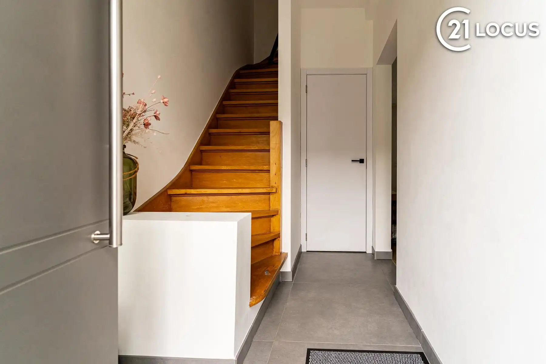 Lichtrijke woning met ruime leefkeuken en garage foto 2