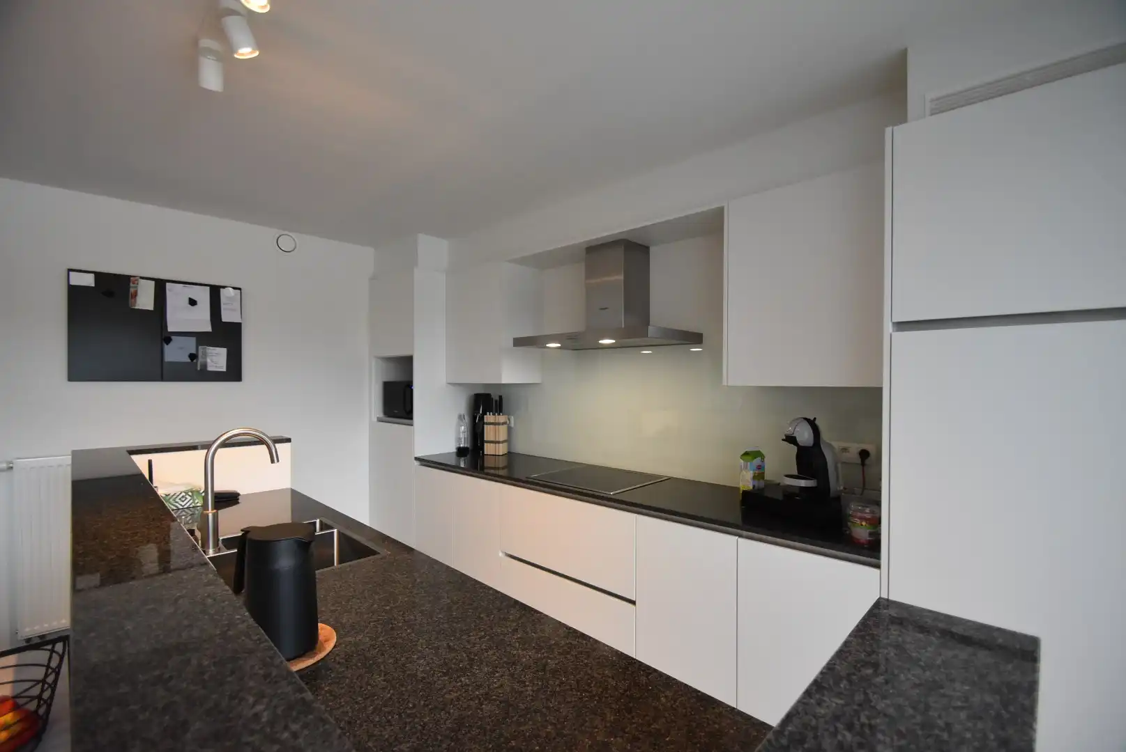 *** IN OPTIE **** Knap ingericht  en ruim appartement met 2 slaapkamers en groot terras foto 15