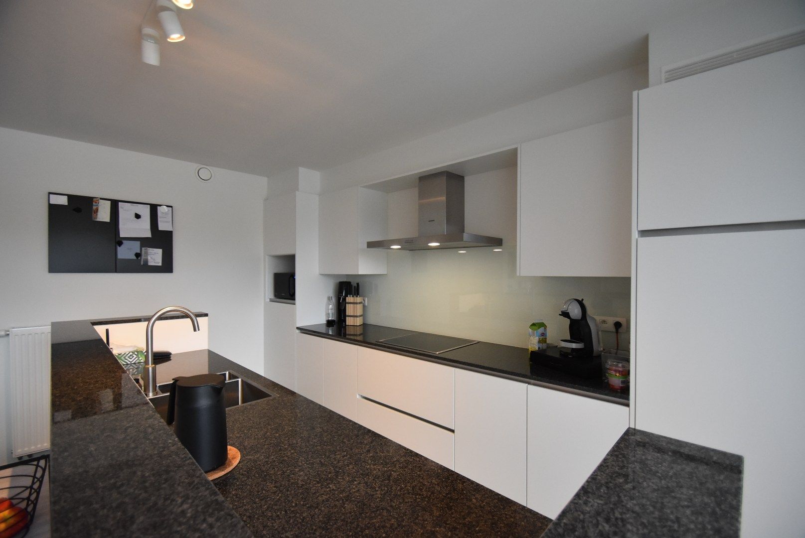 Knap ingericht  en ruim appartement met 2 slaapkamers en groot terras foto 15