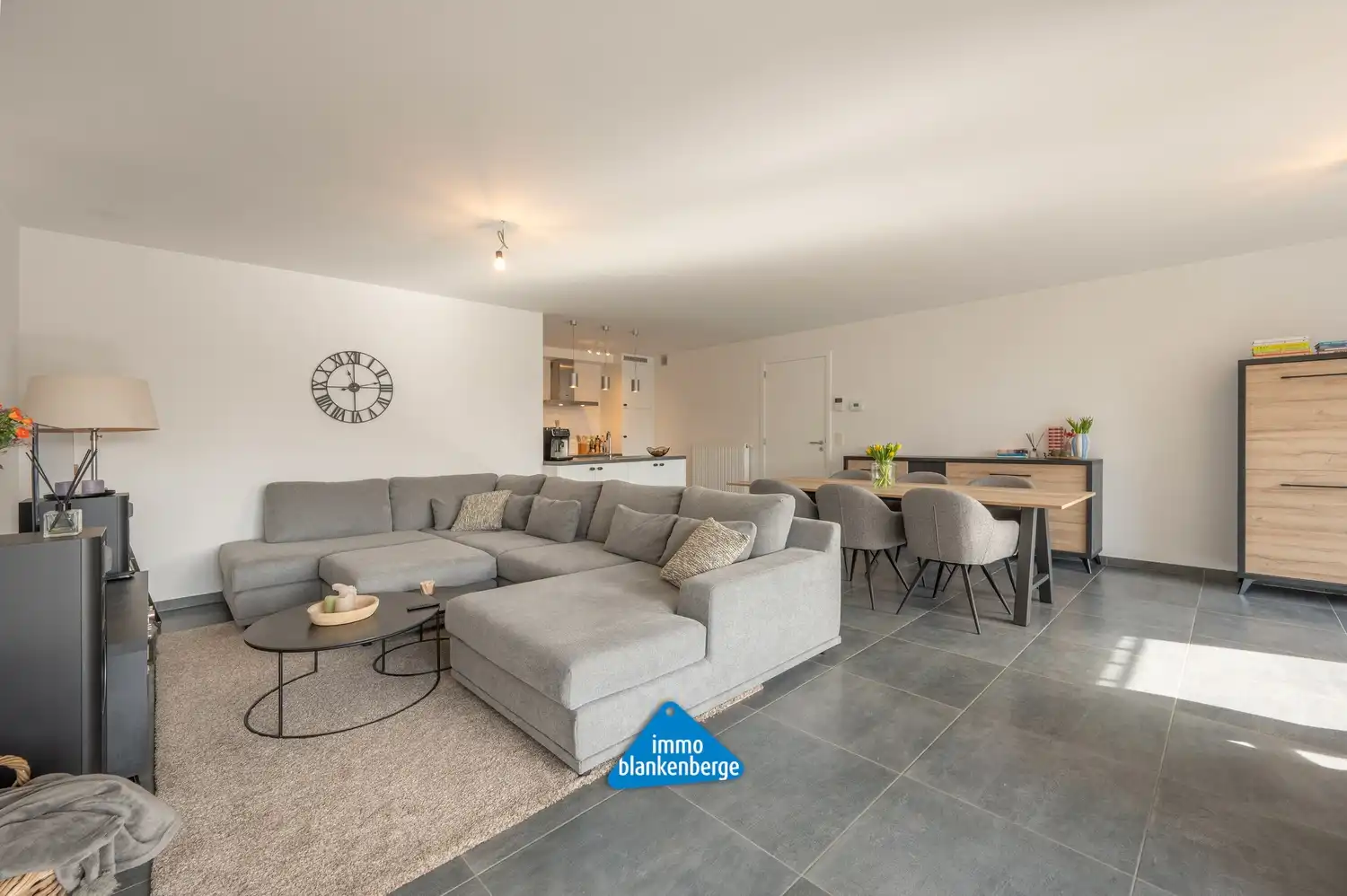 Instapklaar en verrassend ruim appartement met zonnig terras in het centrum van Beernem foto 10