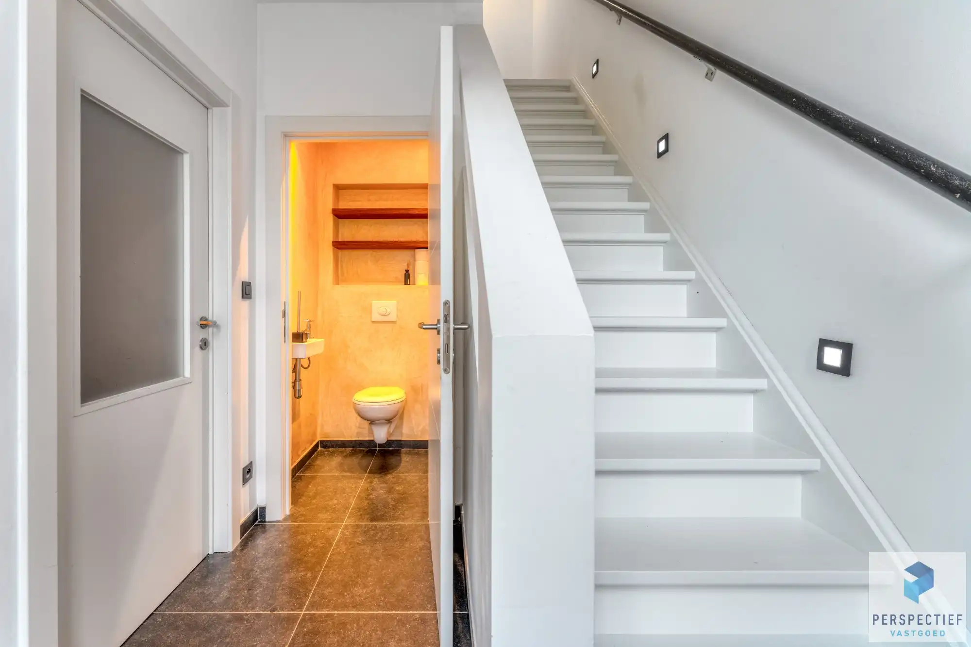 Ruime gerenoveerde woning met 4 slpk, grote tuin en garage foto 12