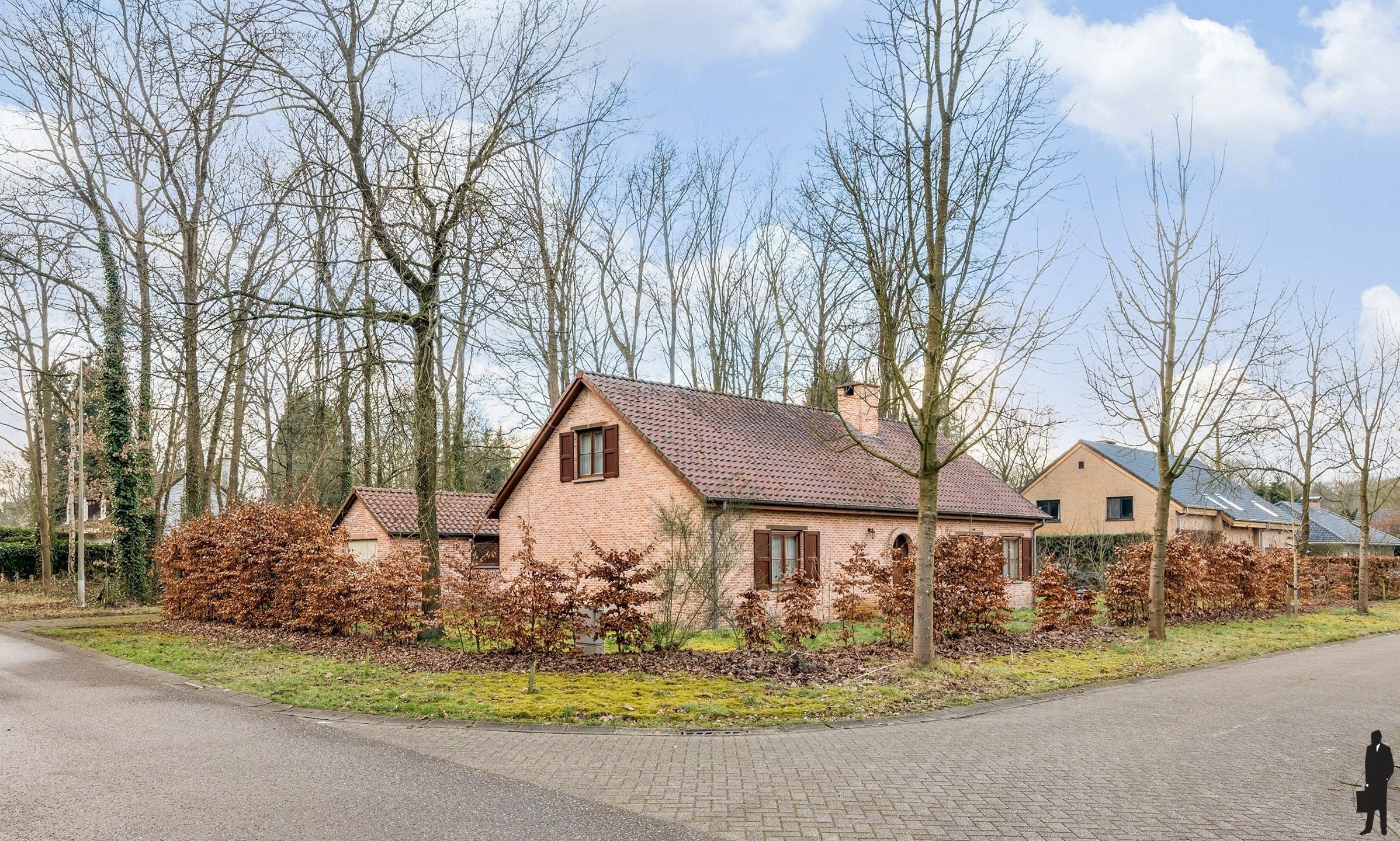 Op zéér gegeerde locatie gelegen villa op een perceel van ca. 982 m²! foto 2
