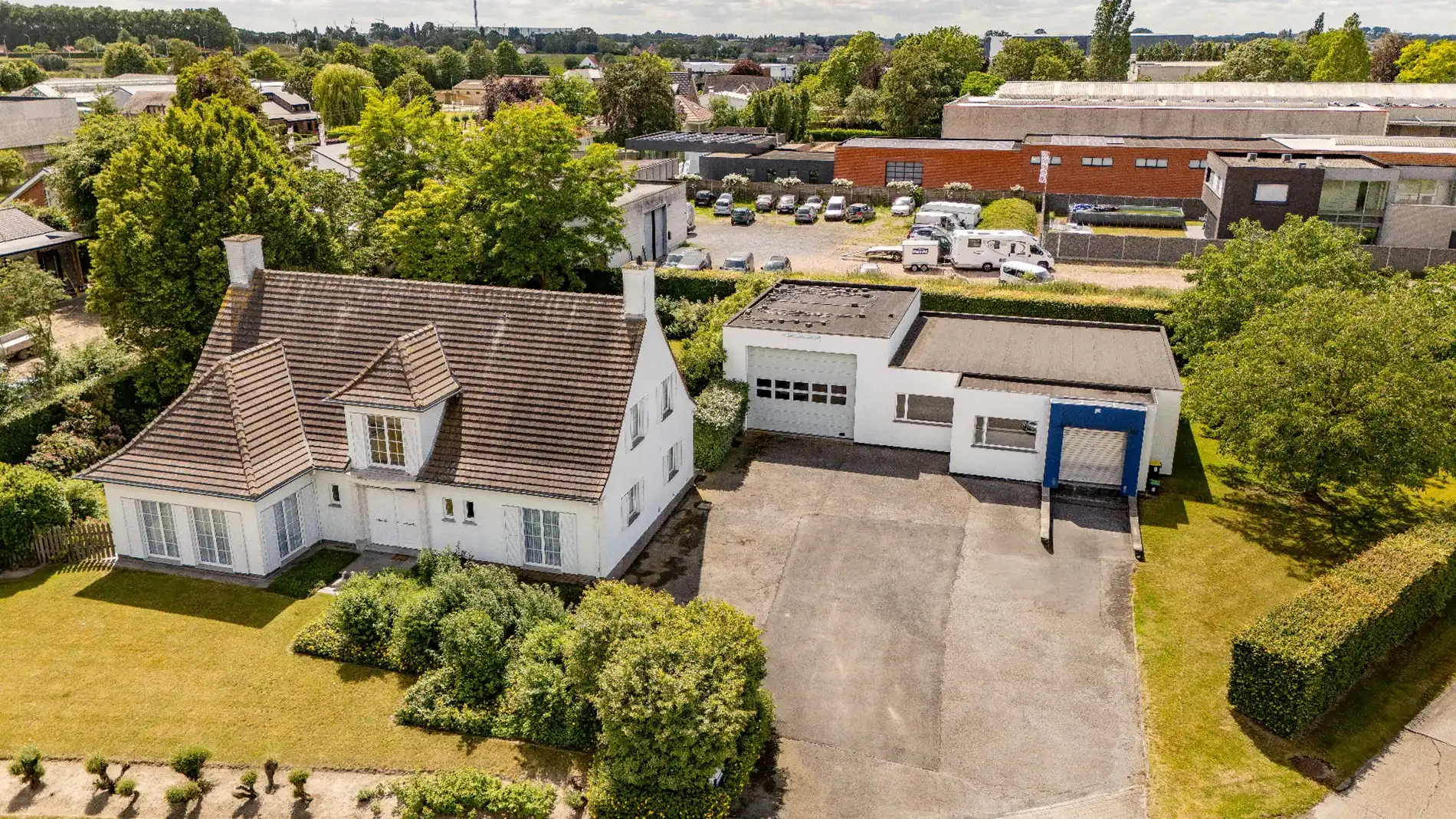 PRESTIGIEUZE VILLA MET LOODS VLAKBIJ CENTRUM PITTEM foto {{pictureIndex}}