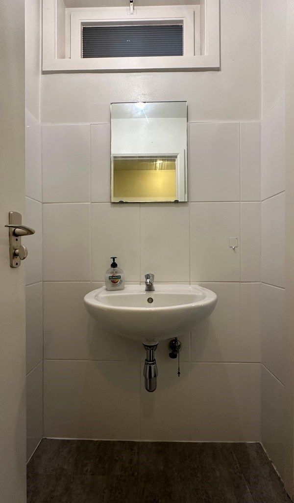 Ingedeeld en lichtrijk kantoor te huur in hartje Gent foto 12