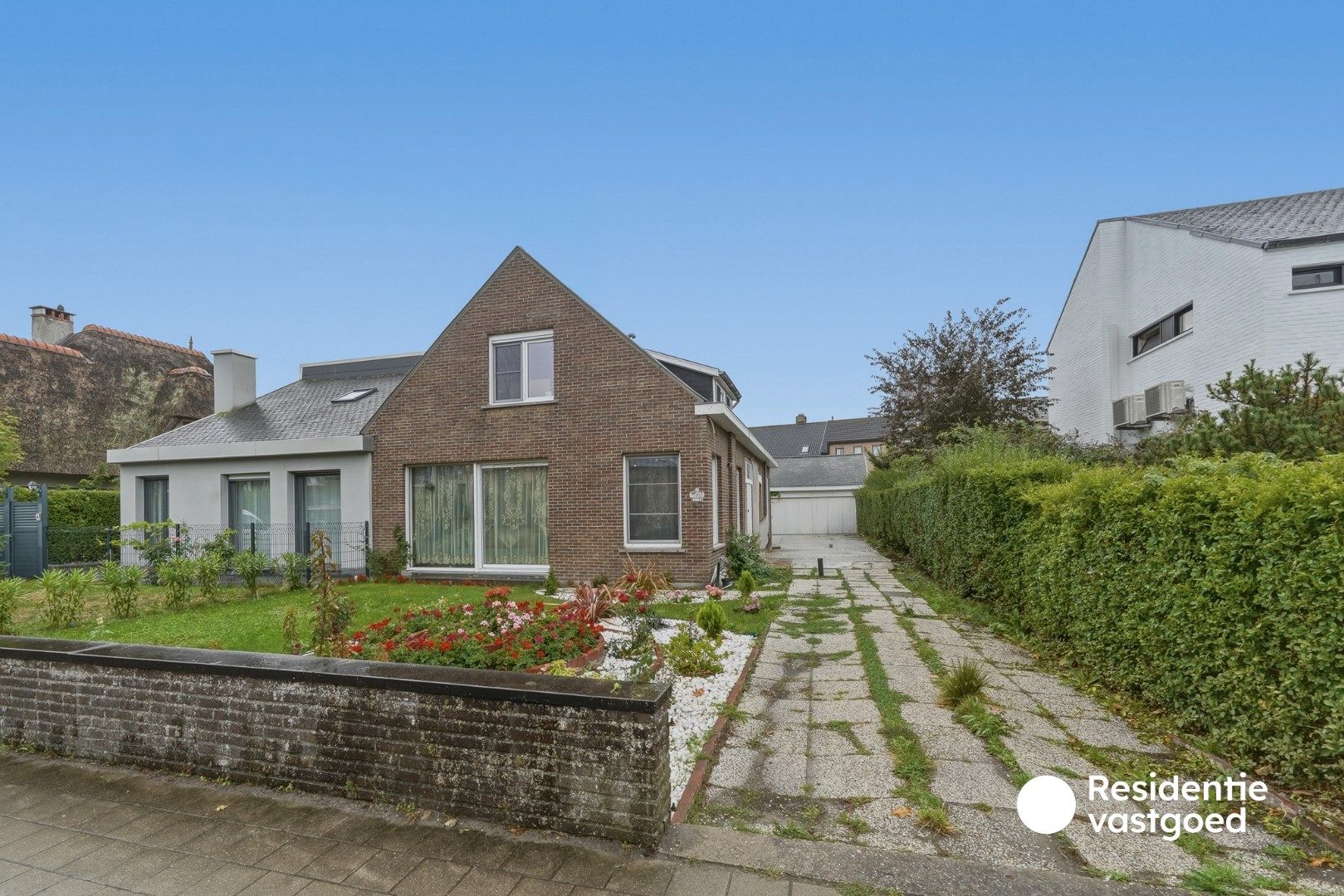 Halfopen woning met tuin en garage te koop