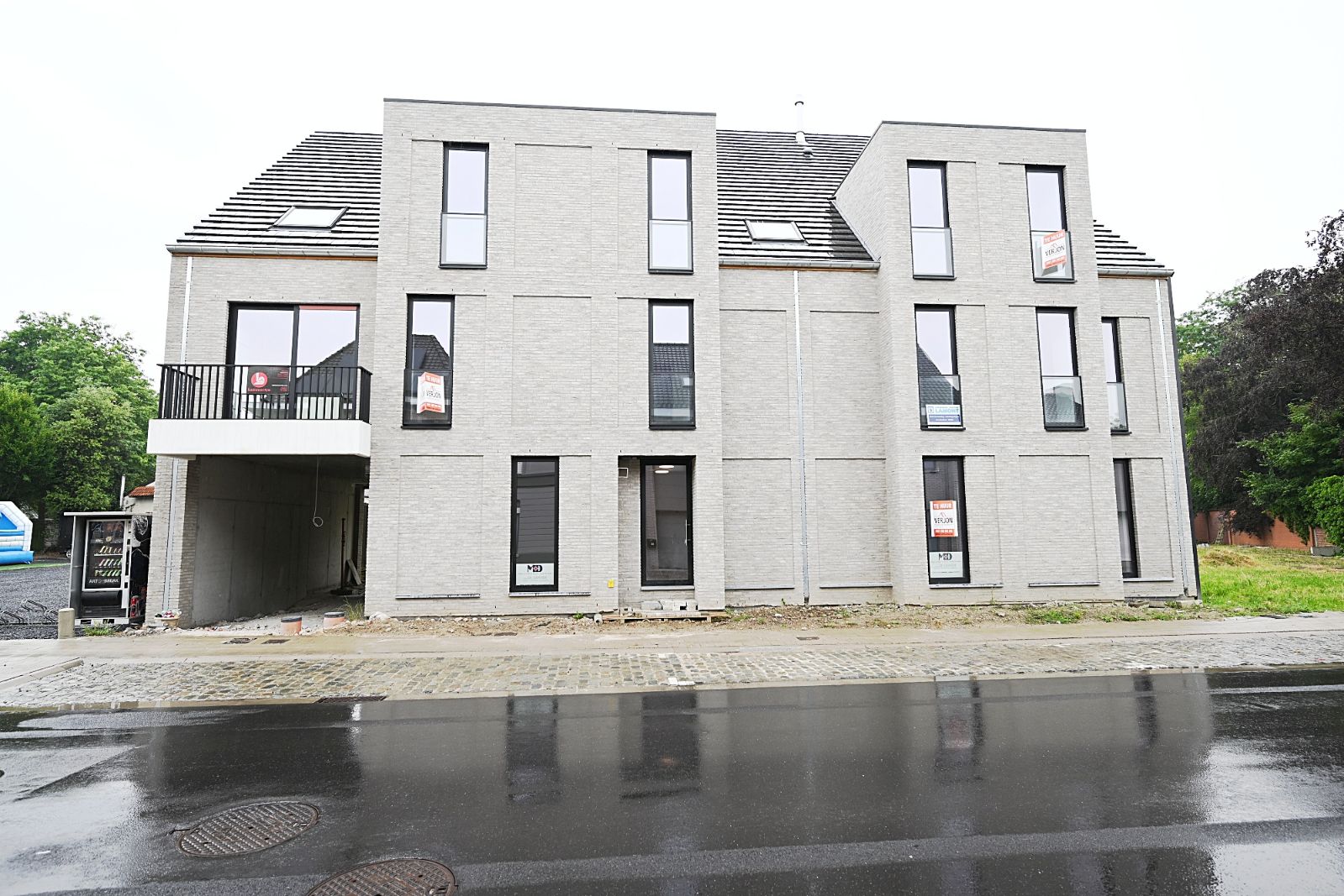 Nieuwbouw appartement met zonnepanelen in hartje Ardooie! foto {{pictureIndex}}