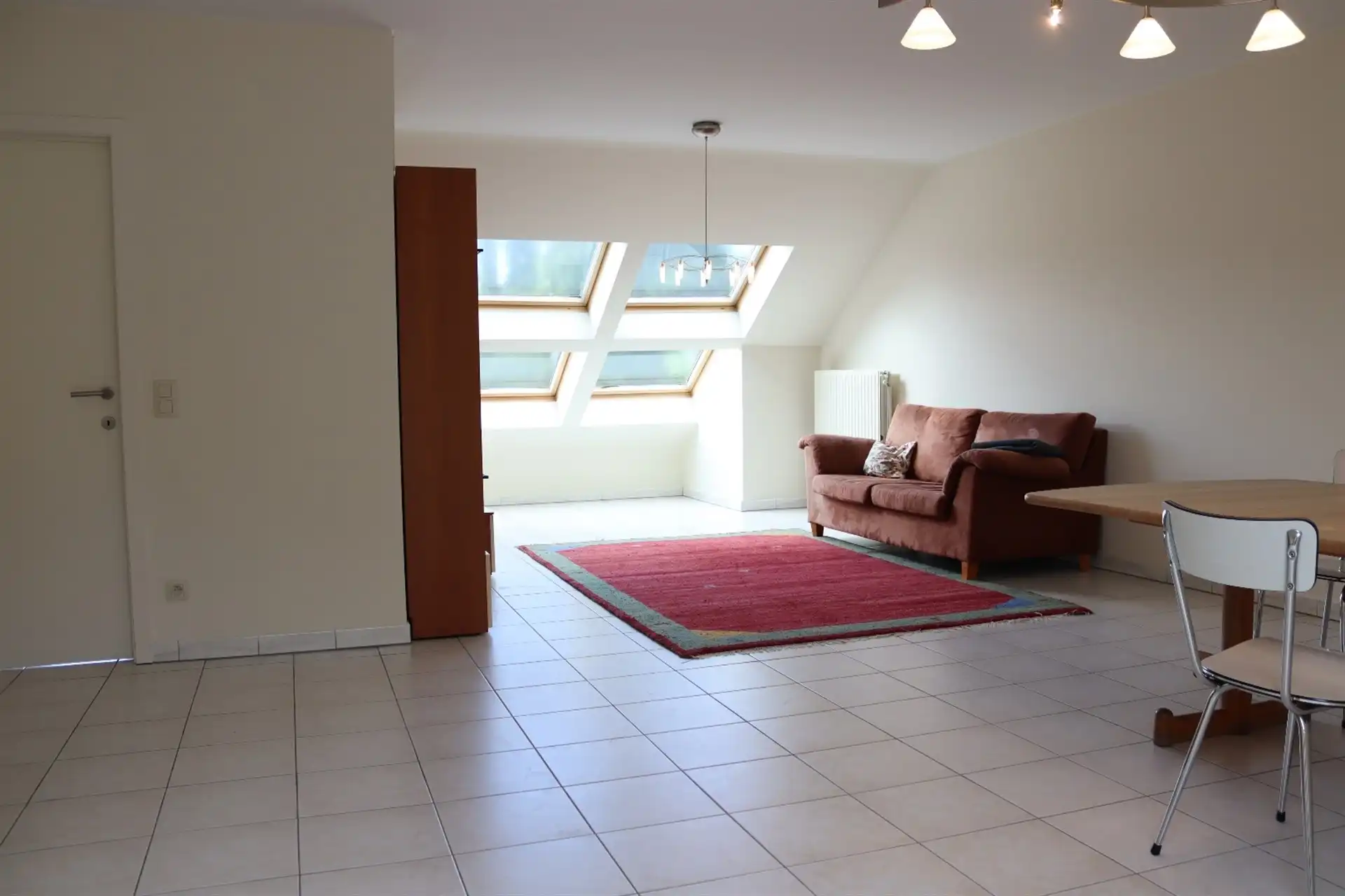 Gunstig gelegen verrassend ruim 2 slaapkamer dakappartement. foto 12