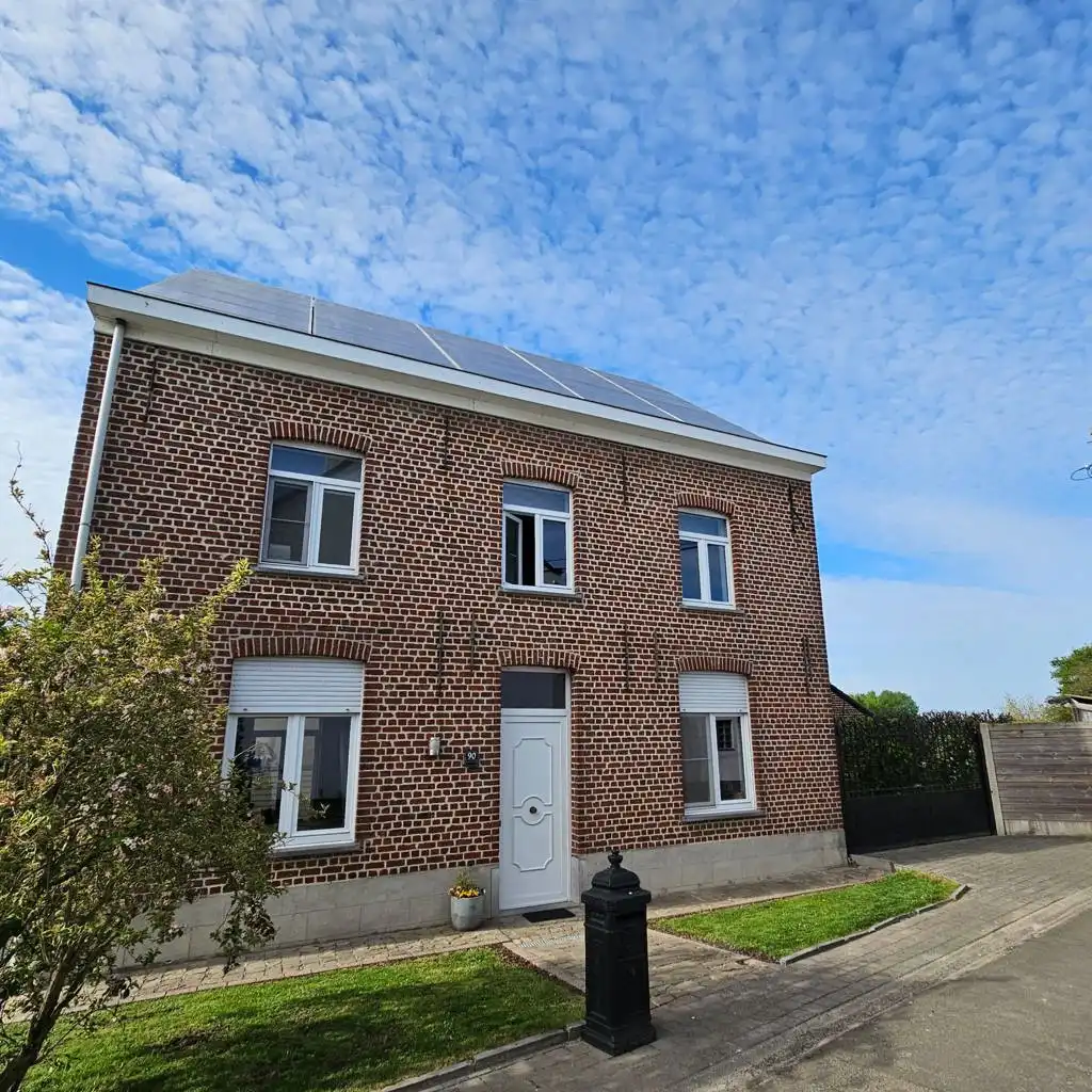 OPEN BEBOUWING IN DOODLOPENDE STRAAT MET 30 ZONNEPANELEN! foto {{pictureIndex}}