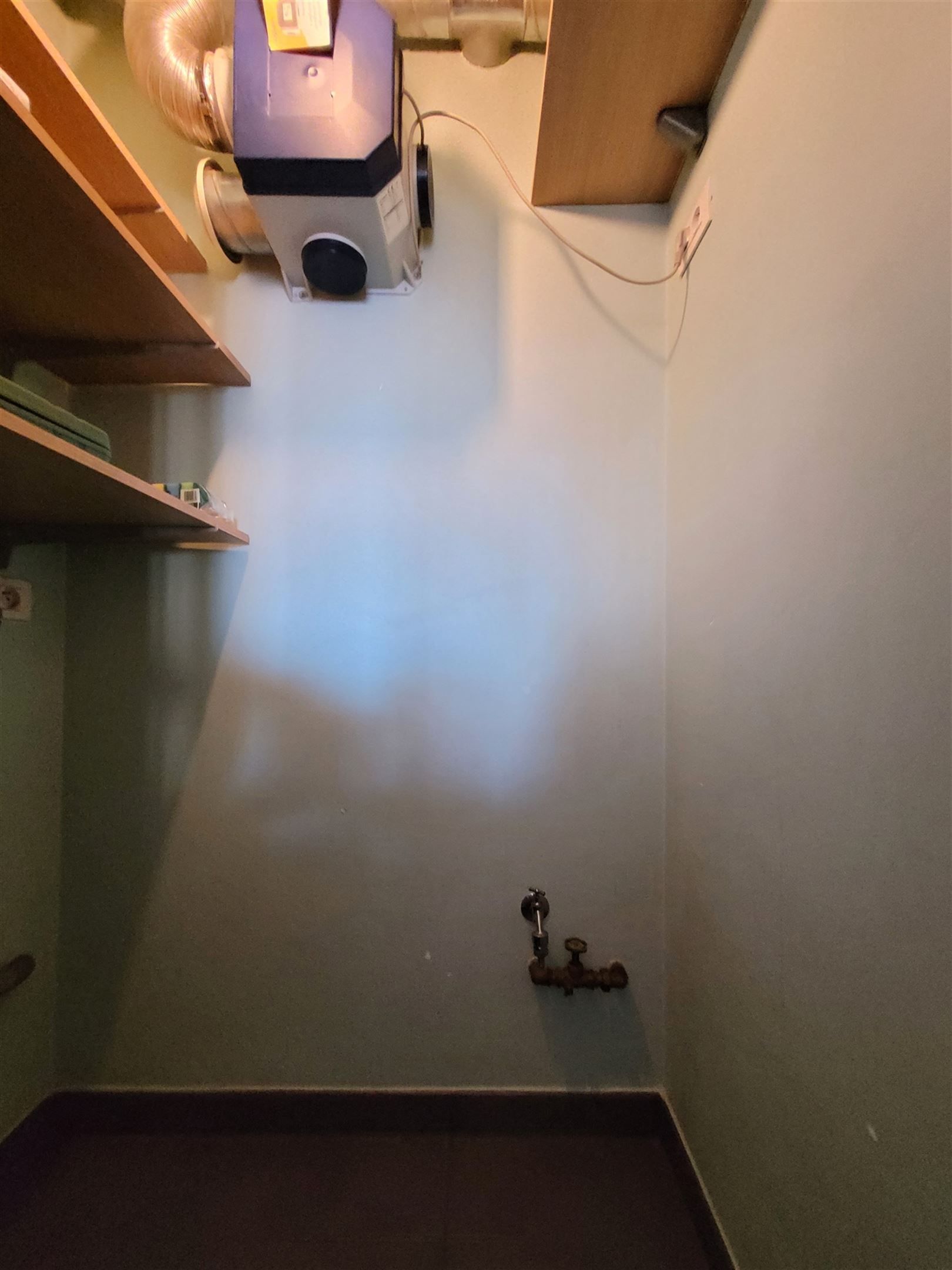 Ongemeubeld appartement met 1 slaapkamer en slaaphoek foto 9