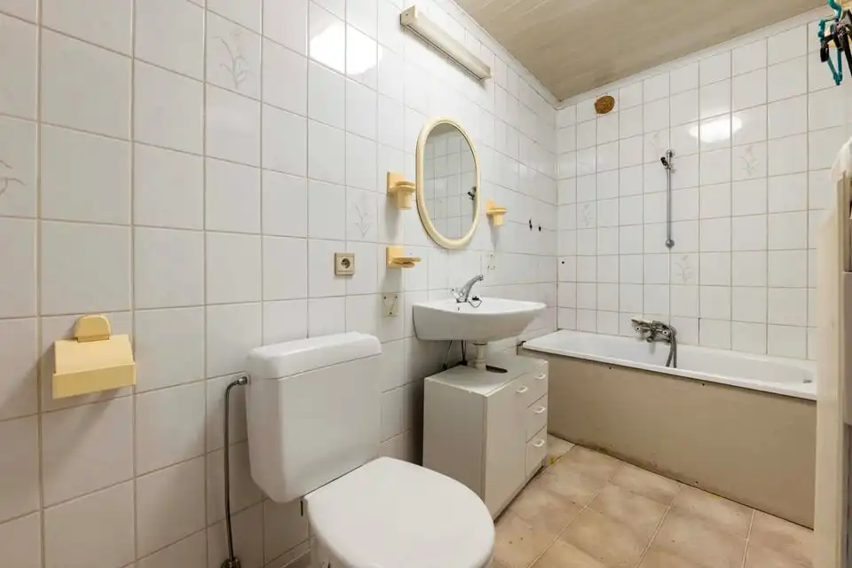 Ruime renovatiewoning met veel potentieel foto 31