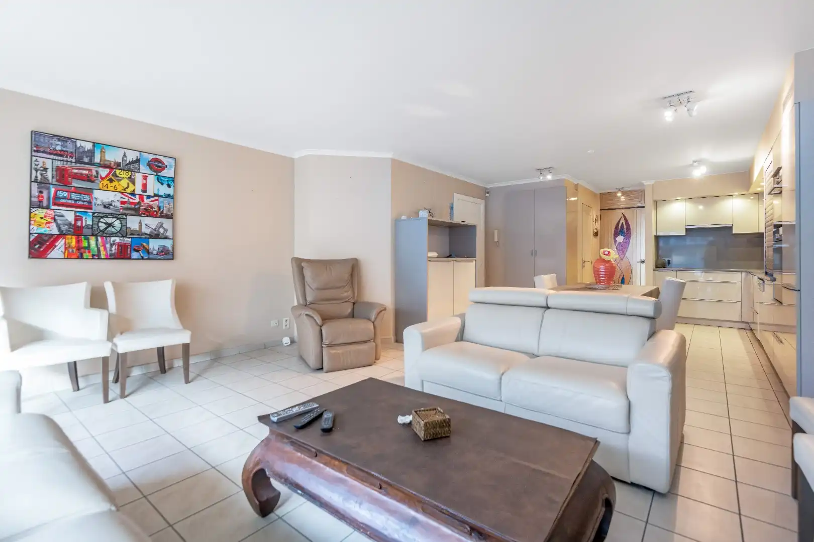 Aangenaam appartement met twee slpks gelegen op de Parmentierlaan vlakbij de Bayauxlaan. Parking mogelijk! foto 5