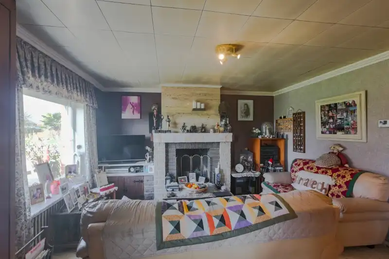 Landelijk gelegen, volledig te renoveren halfopen woning op 1823m². foto 8