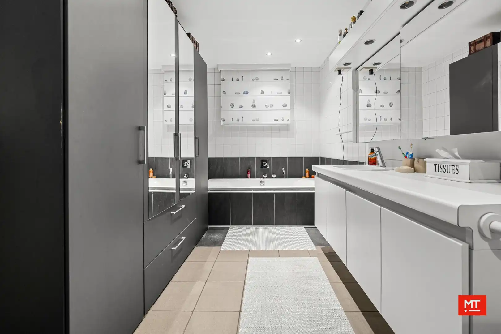 Bijzonder ruim gebouw met tal van mogelijkheden en uitweg, te koop in de dorpskern van Dadizele foto 7