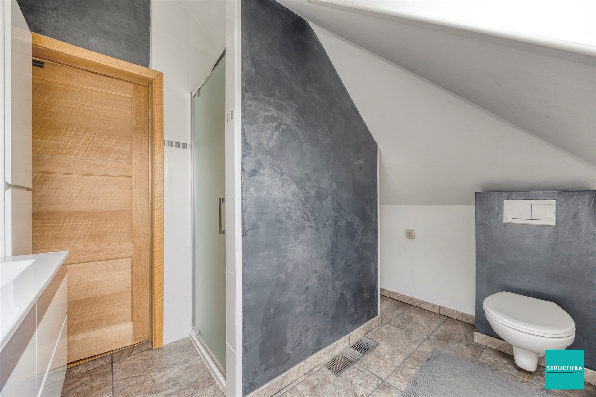 Opbrengsteigendom met 2 appartementen en 7 garageboxen foto 14