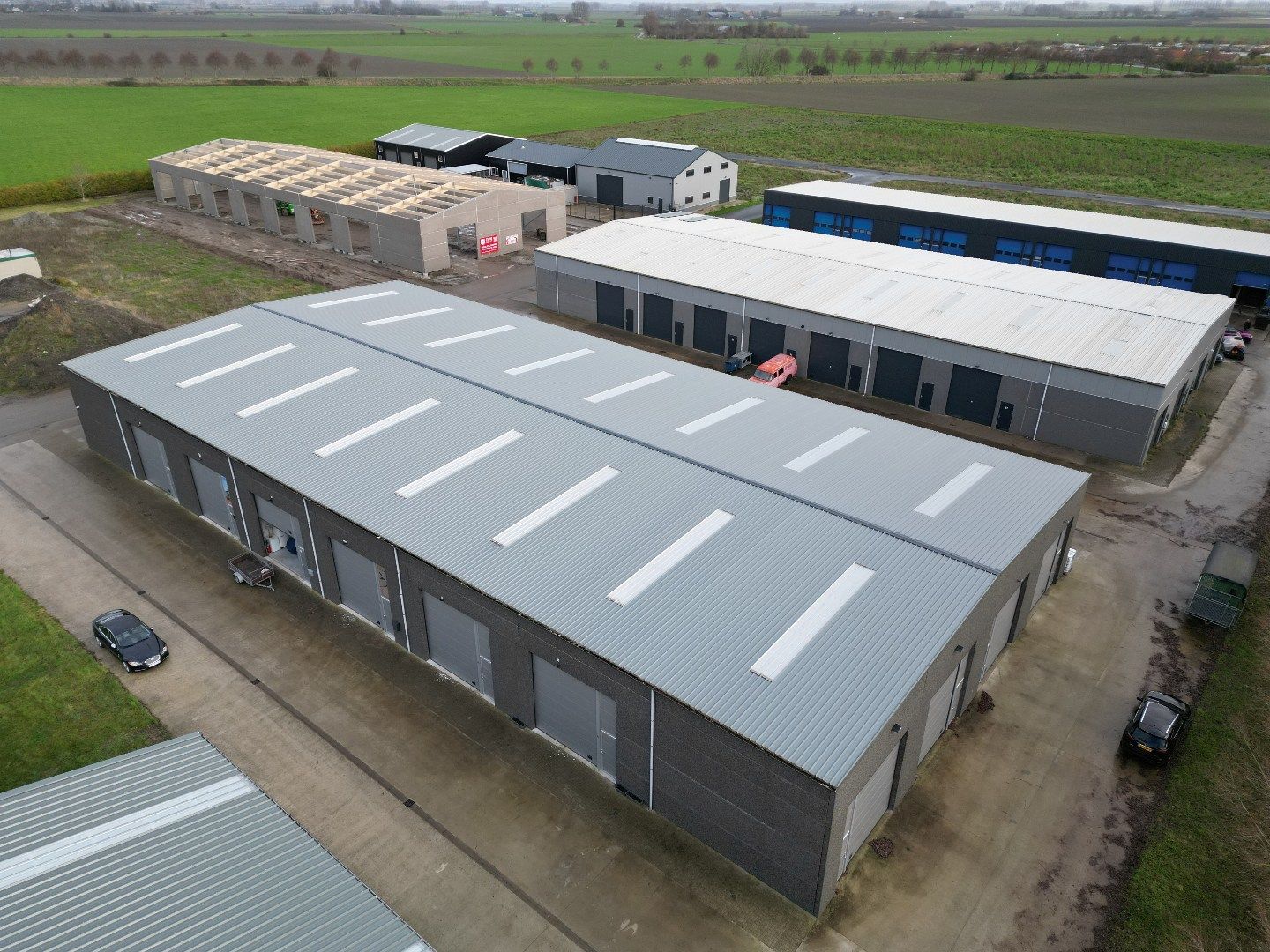 Praktische bedrijfsloods met dubbele poort te koop foto 3