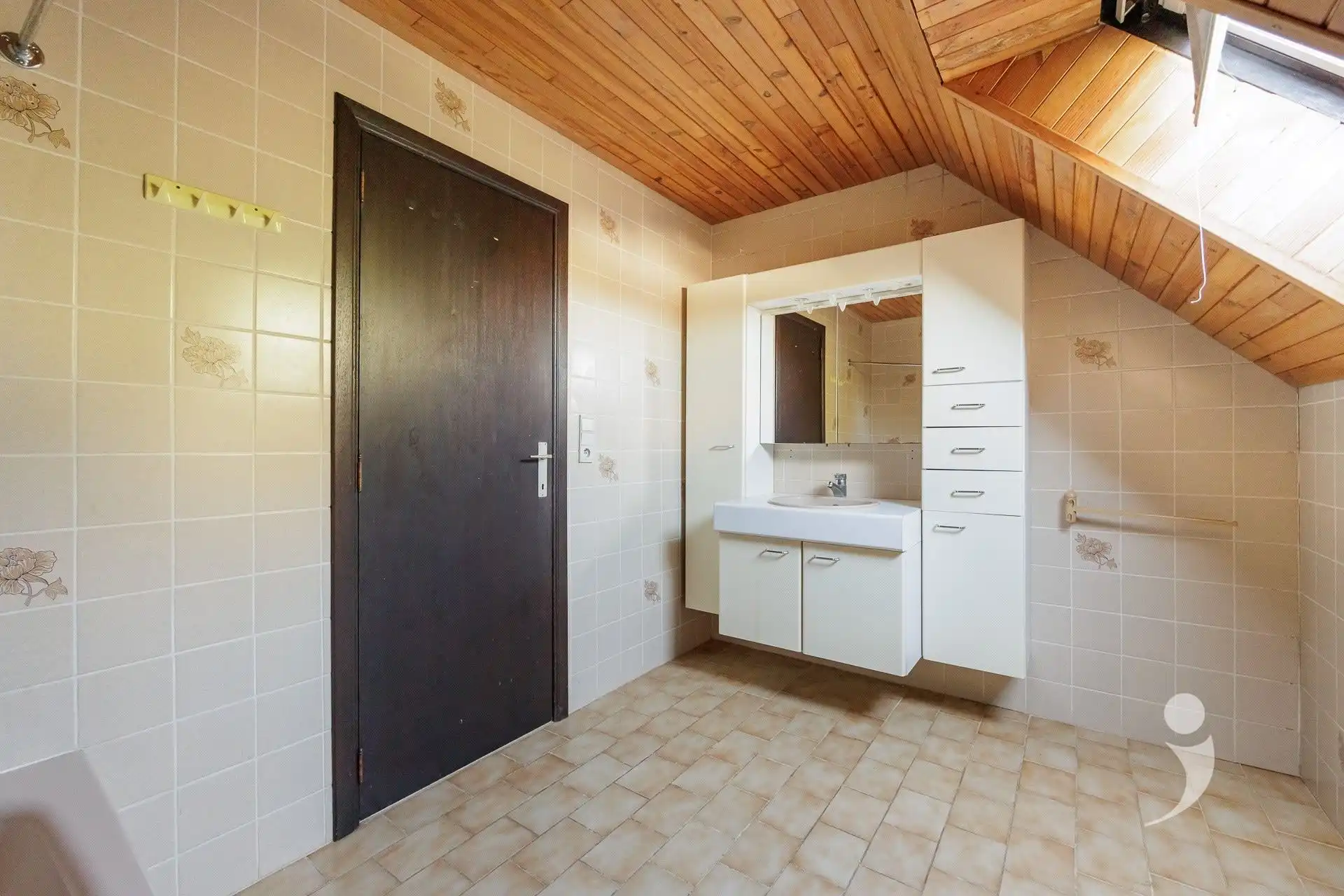 Ruime te renoveren woning met 3 slaapkamers foto 14