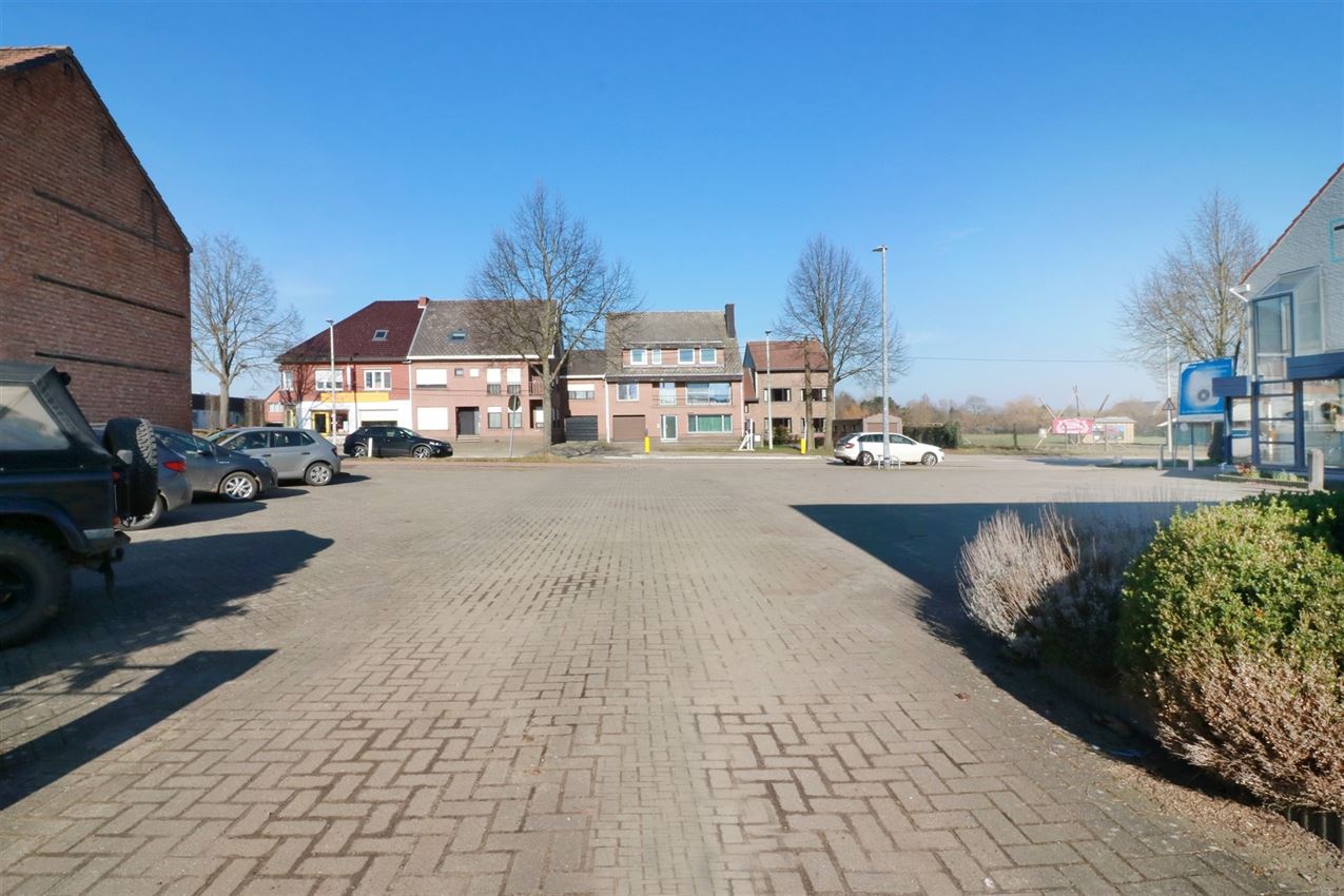 Uitstekend gelegen handelszaak met magazijn en parkeergelegenheden foto 63