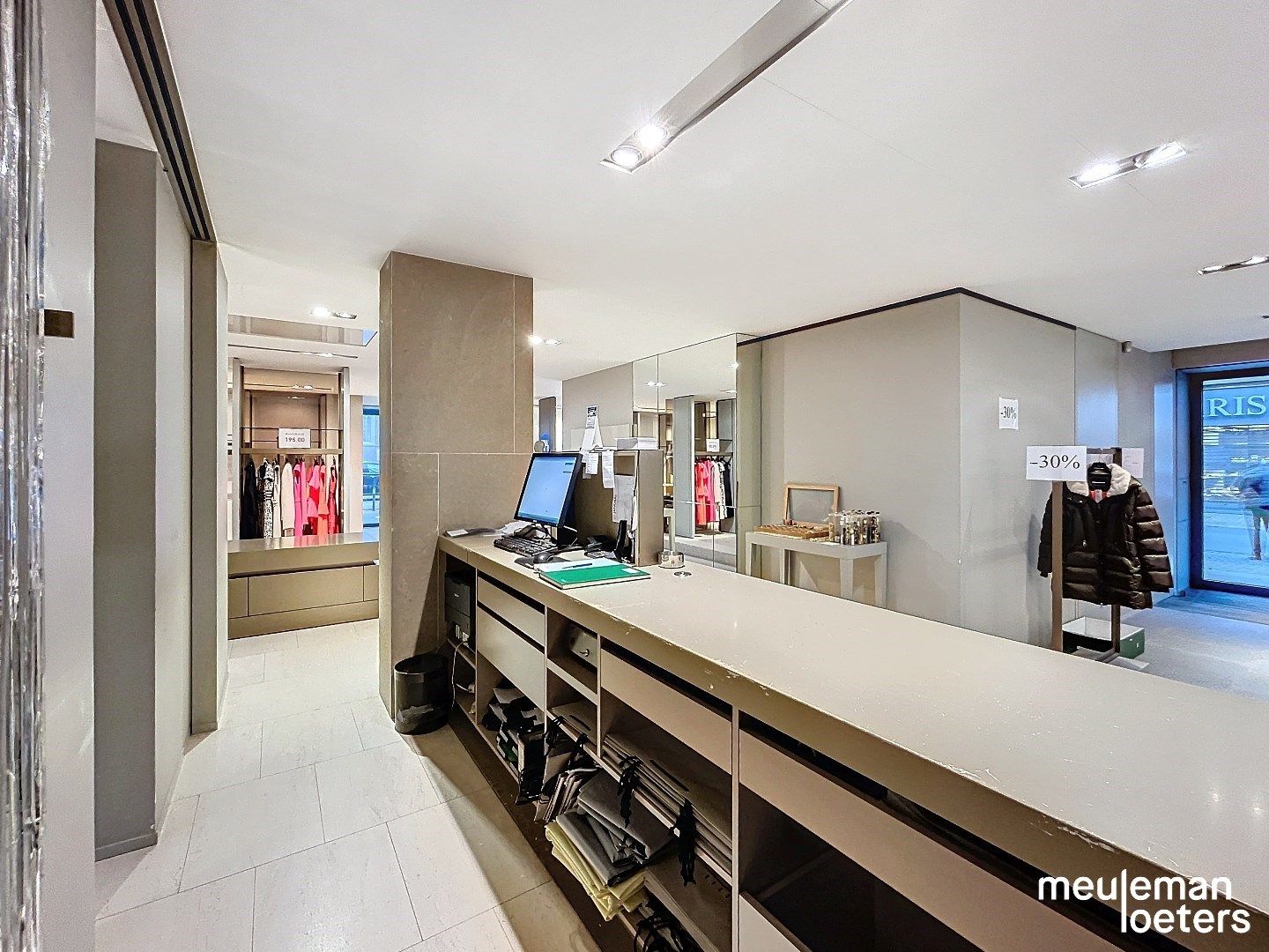 Unieke winkelruimte in het commercieel centrum foto 17