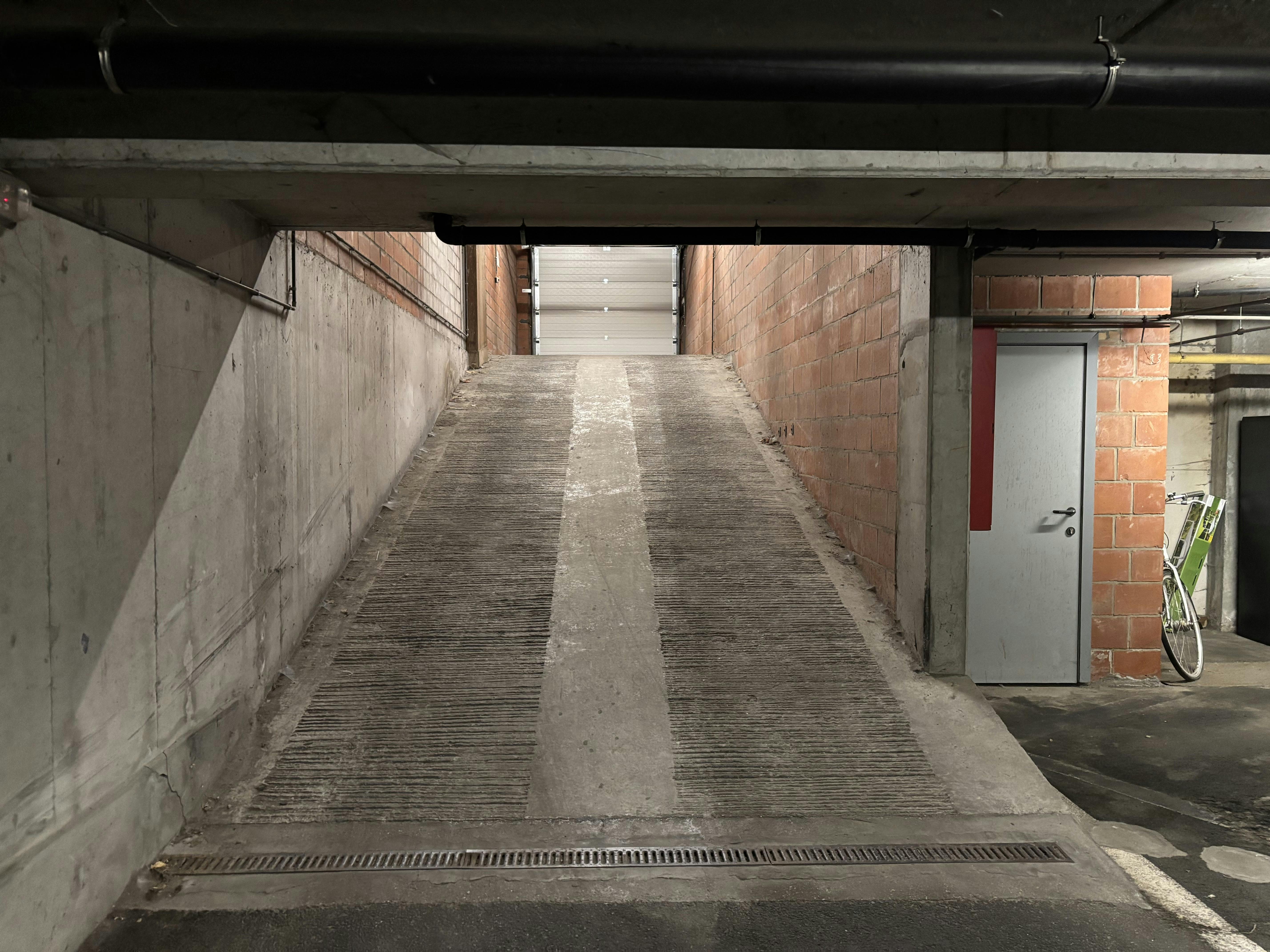 Autostaanplaats te koop in hartje Kortrijk!  foto 3
