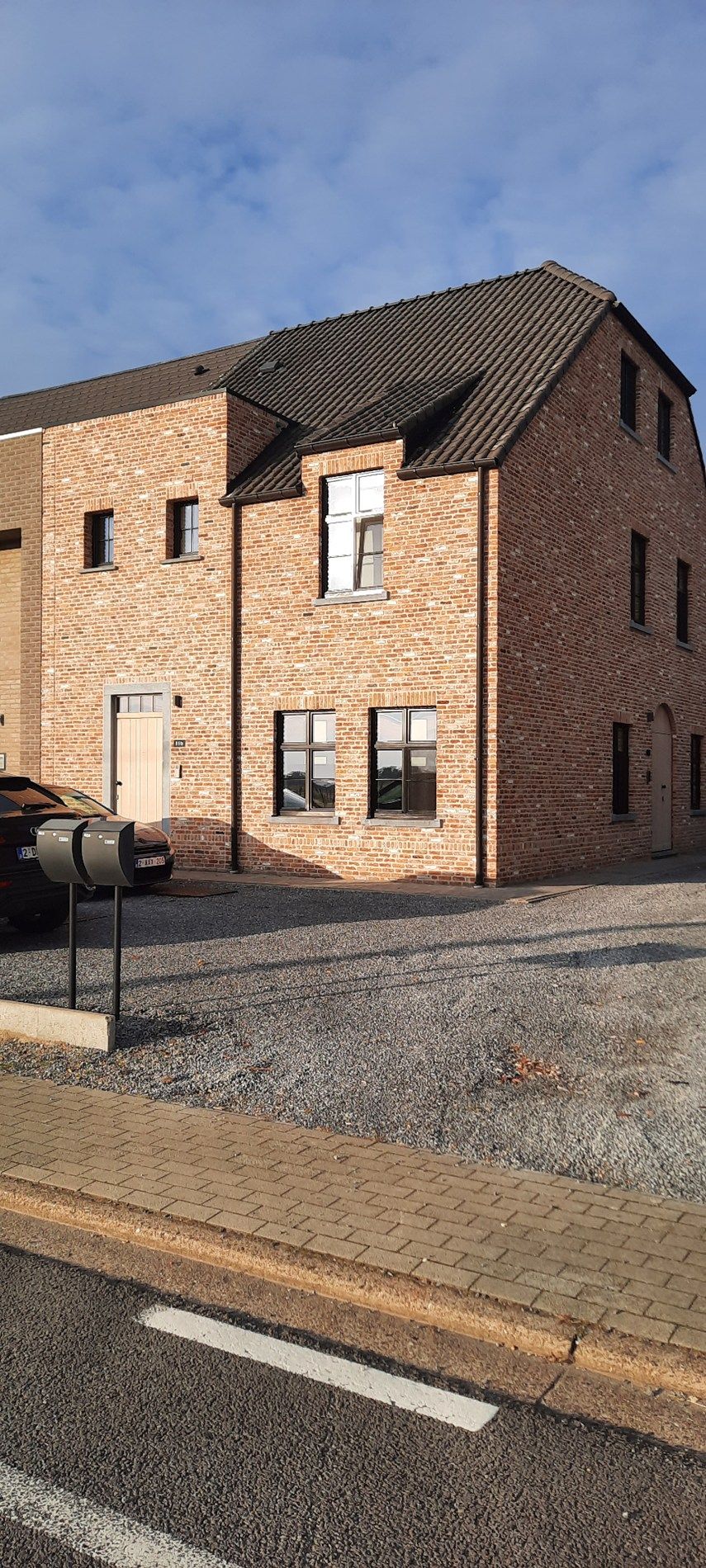 Recent afgewerkt duplexappartement met 3 slaapkamers, terras, autostandplaats en tuinberging te Rotem foto {{pictureIndex}}