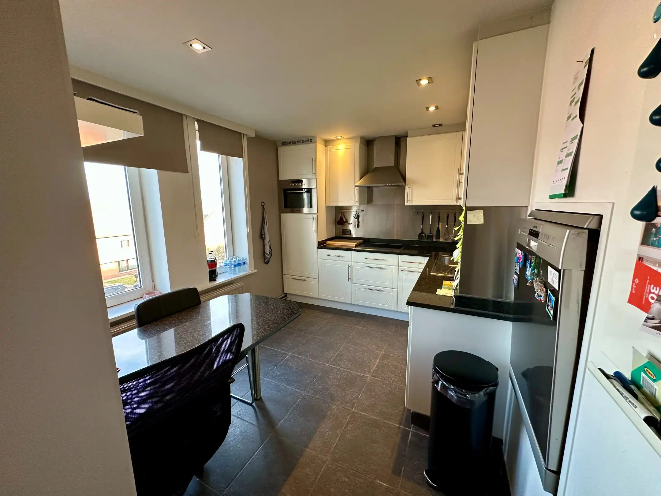 Tweeslaapkamerappartement nabij Genk centrum met groot terras en garagebox foto 9