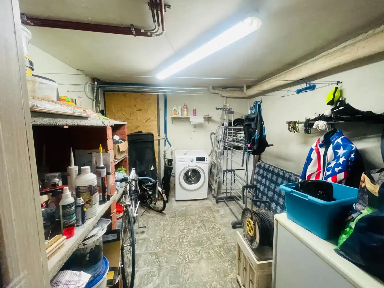 Zeebrugge op 50meter van het strand Uiterst charmante totaal gerenoveerde RUIM WOONHUIS met 5 SLAAPKAMERS en 3 BADKAMERS en 3 TERRASSEN. Grote troef is 2 AUTOSTAANPLAATSEN en ruime GARAGE.&nbsp; Oprit, grote garage, werkplaats, plaats voor fietsen, ingerichte STUDIO met tuintje op het zuiden. &nbsp;1éV:&nbsp; Zalige living , ingerichte open keuken, uitgevend op een groot zonneterras.Long island style. 2é V: 3 leuke slaapkamers , 2 badkamers. Onder het dak&nbsp; 4 é slaapkamer uitgevend op mooi terras met prachtig vergezicht.Bebouwde oppervlakte van 230 m2 Grondoppervlakte is 137m2 Magnifiek, Perfect onderhouden&nbsp; Juist verhuizen ! Zalig Wonen!&nbsp; Zowel hoofverblijfplaats, als vakantieverblijf aan Zee . foto 37