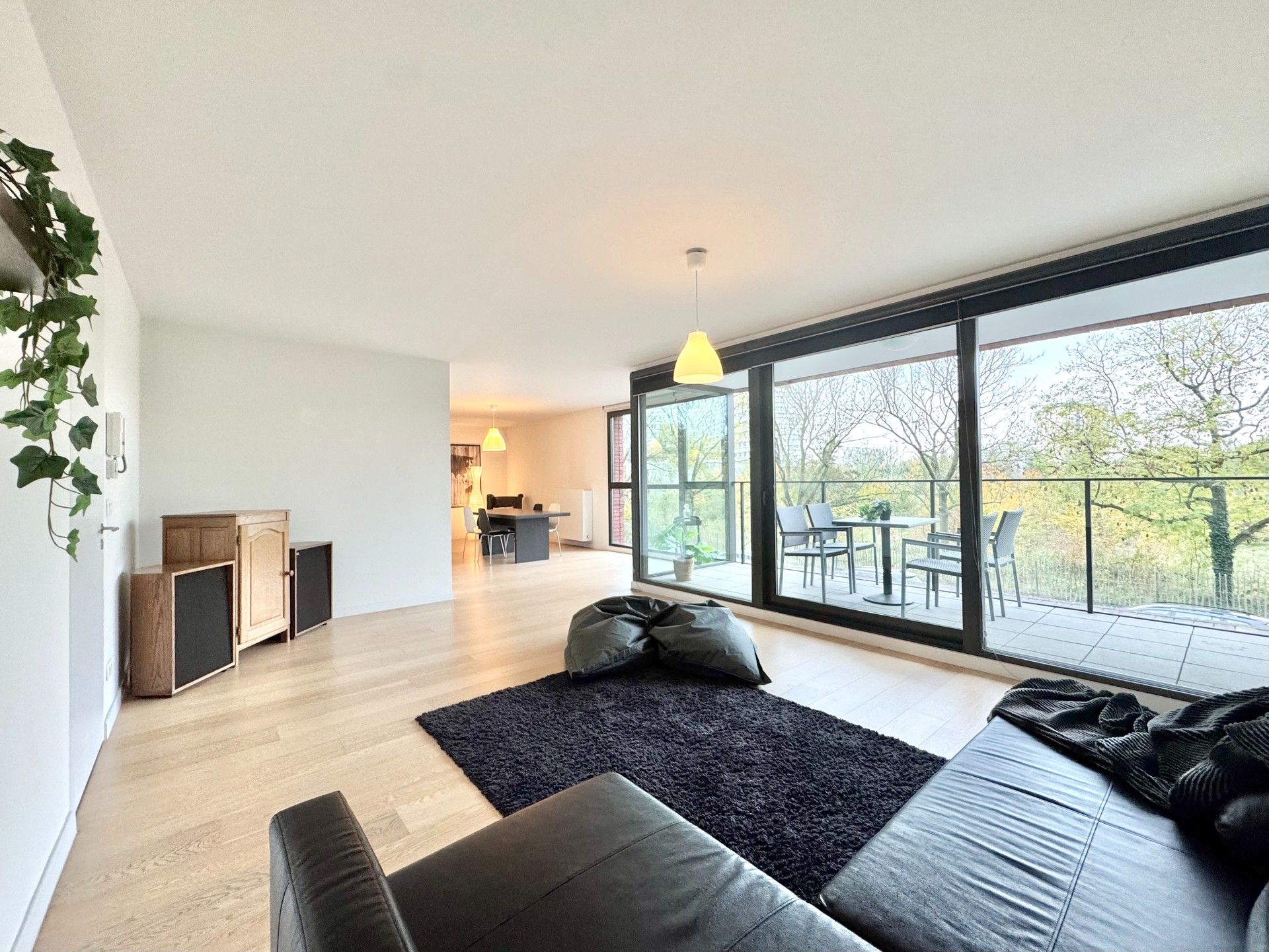 LICHTRIJK APPARTEMENT MET GROOT TERRAS EN PARKING - 125 M² foto {{pictureIndex}}