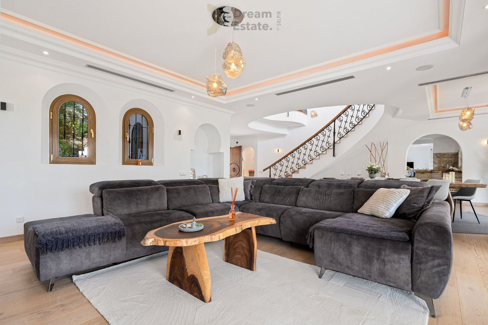 Welkom in deze prachtige villa te El Paraiso, een mix van Andalusische charme en moderne elegantie. foto 5