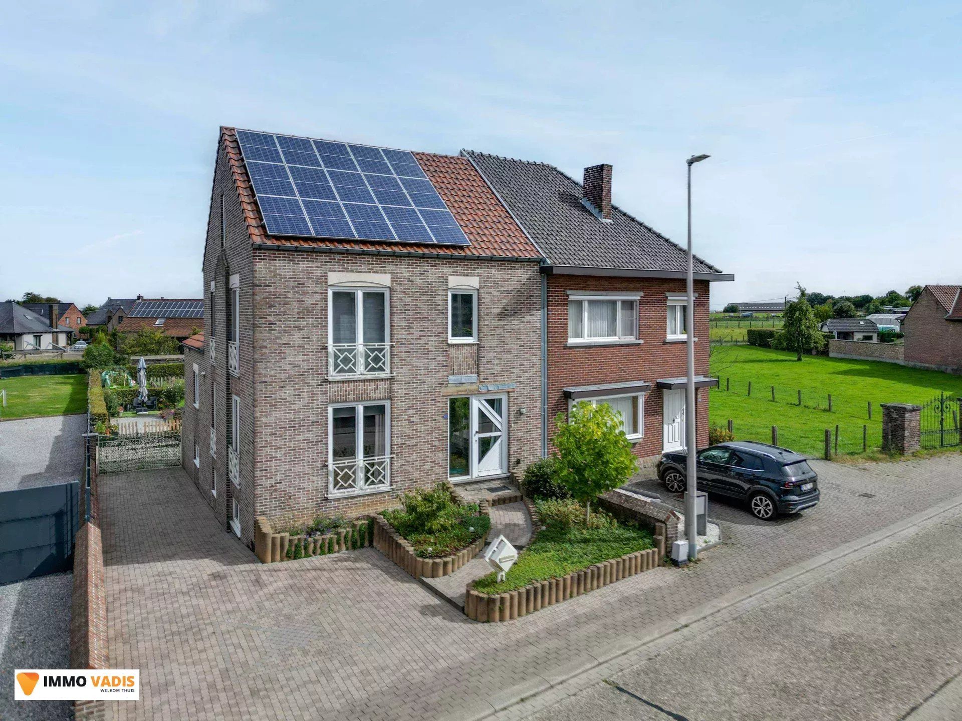 Hoofdfoto van de publicatie: Instapklare halfopen woning met tuin en twee garages