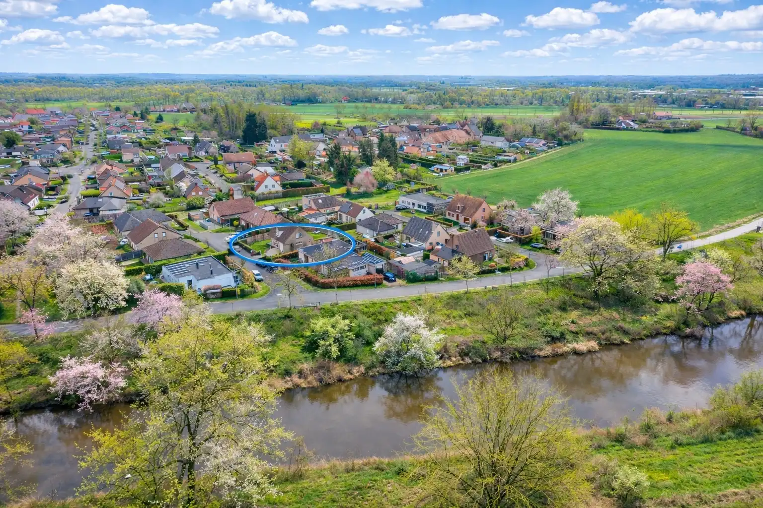 Hoofdfoto van de publicatie: Uniek gelegen charmante villa met grote tuin in een rustige landelijke omgeving