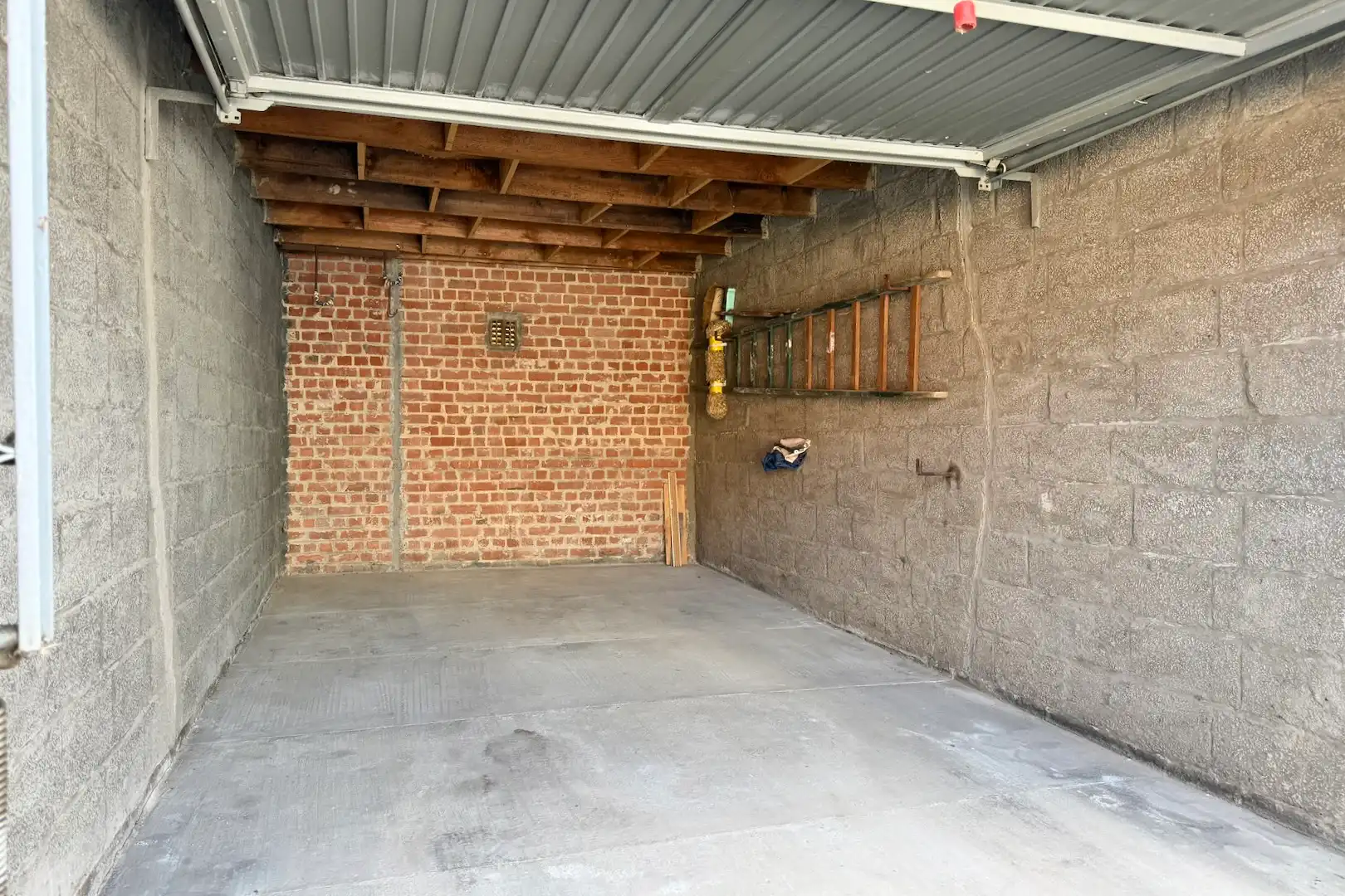 Goed onderhouden woning met tuin en garage in centrum Aalbeke. foto 24