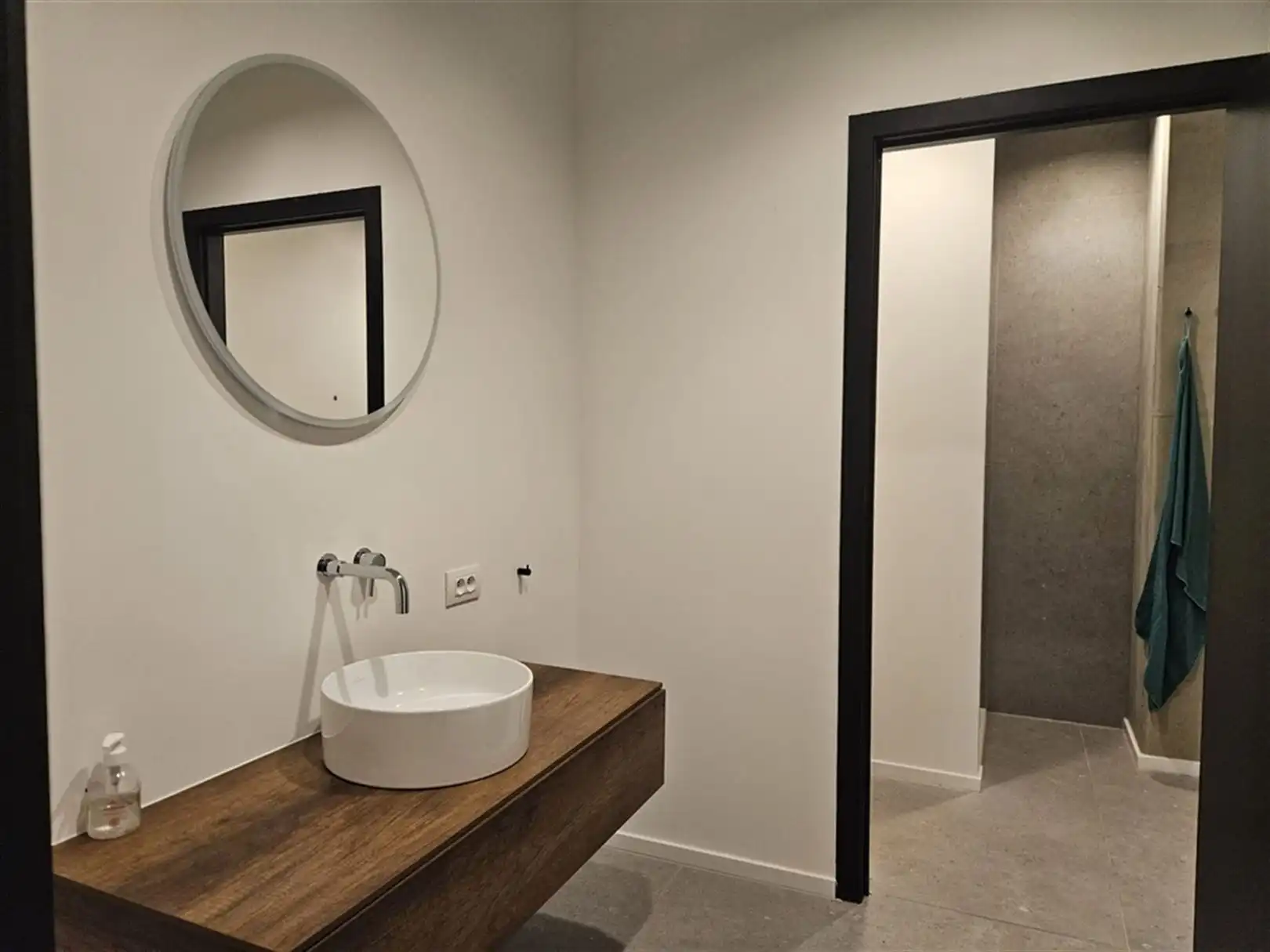 Magazijn met ingerichte kantoren foto 12