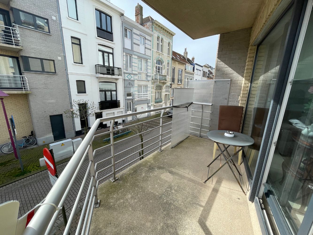 Ruim zonnig appartement met drie slaapkamers, twee badkamers en terras in een gebouw op de Markt. foto 4