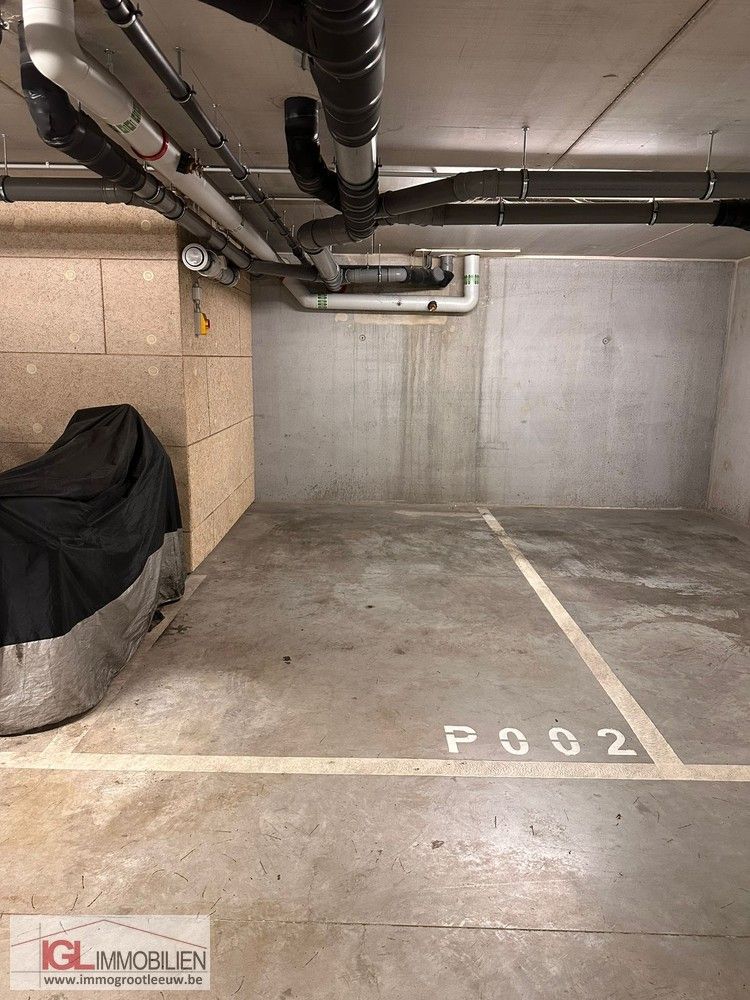 Ondergrondse staanplaats met automatische poort foto 2