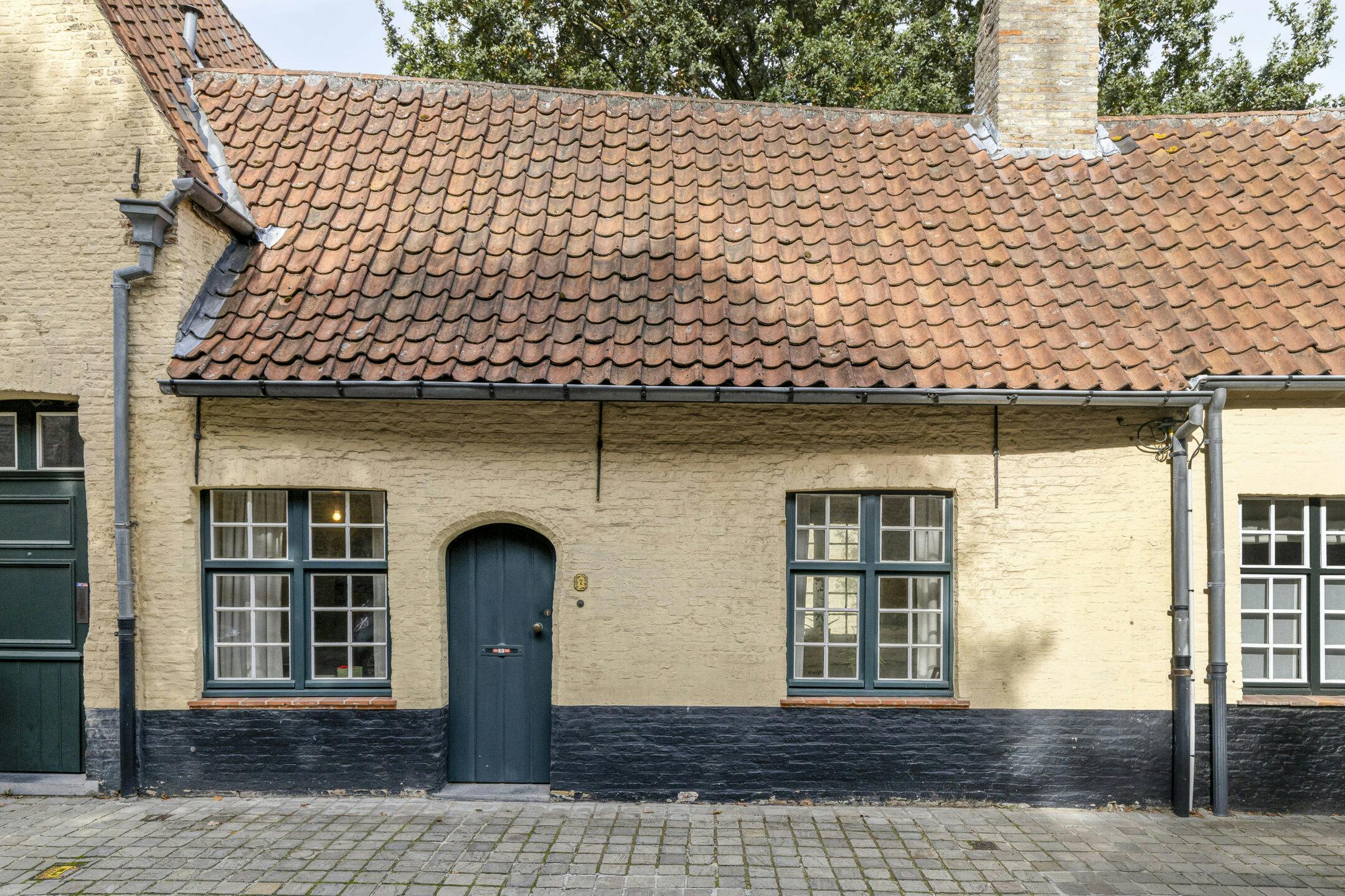 Charmevol huis met 2 slaapkamers en stadskoer in hartje Brugge foto 9