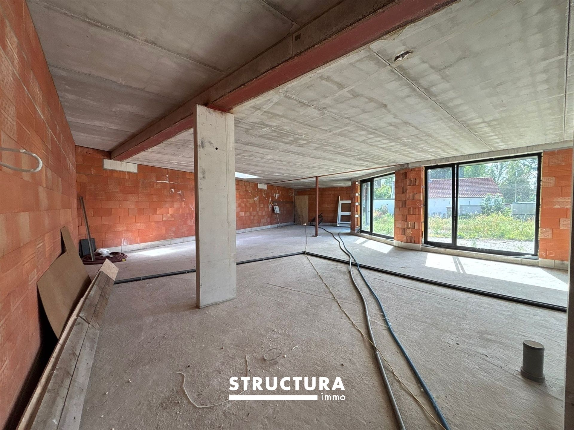 Nieuwbouw handelsruimte op commerciële liggen in het centrum! foto 14