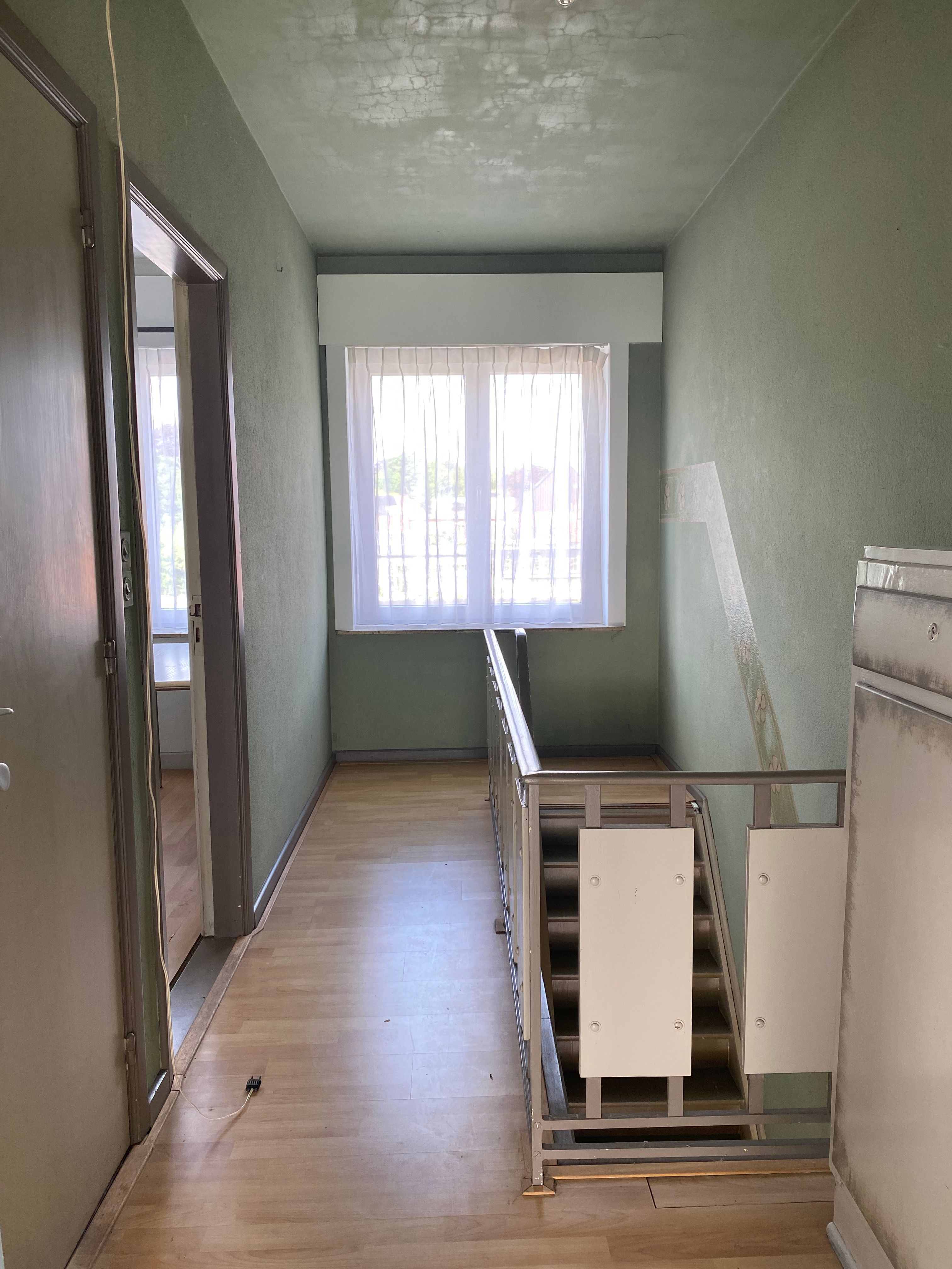 Charmante rijwoning te koop met tuin en veel potentieel foto 9