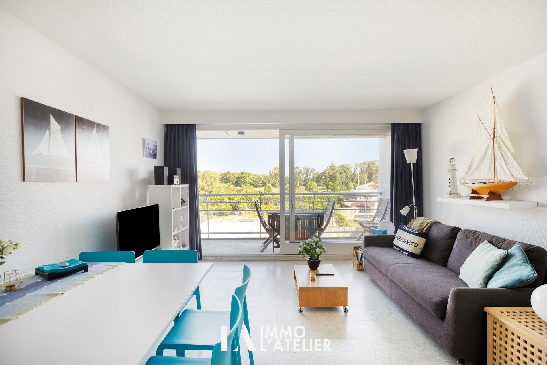 Studio met terras - zwembadzicht - parking en kelder inbegrepen. foto {{pictureIndex}}