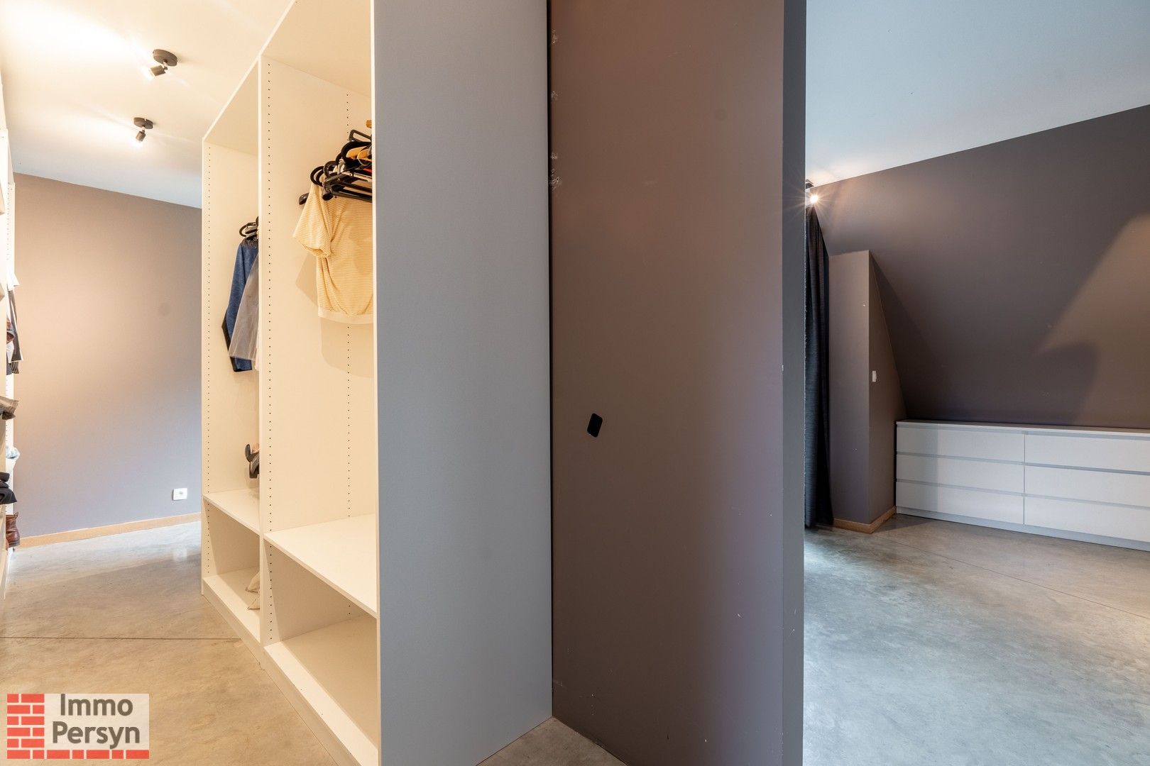 Prachtige HOB (2012) met 6 Slaapkamers, 2 Badkamers, Zwembad en Vrijstaande Garage foto 19